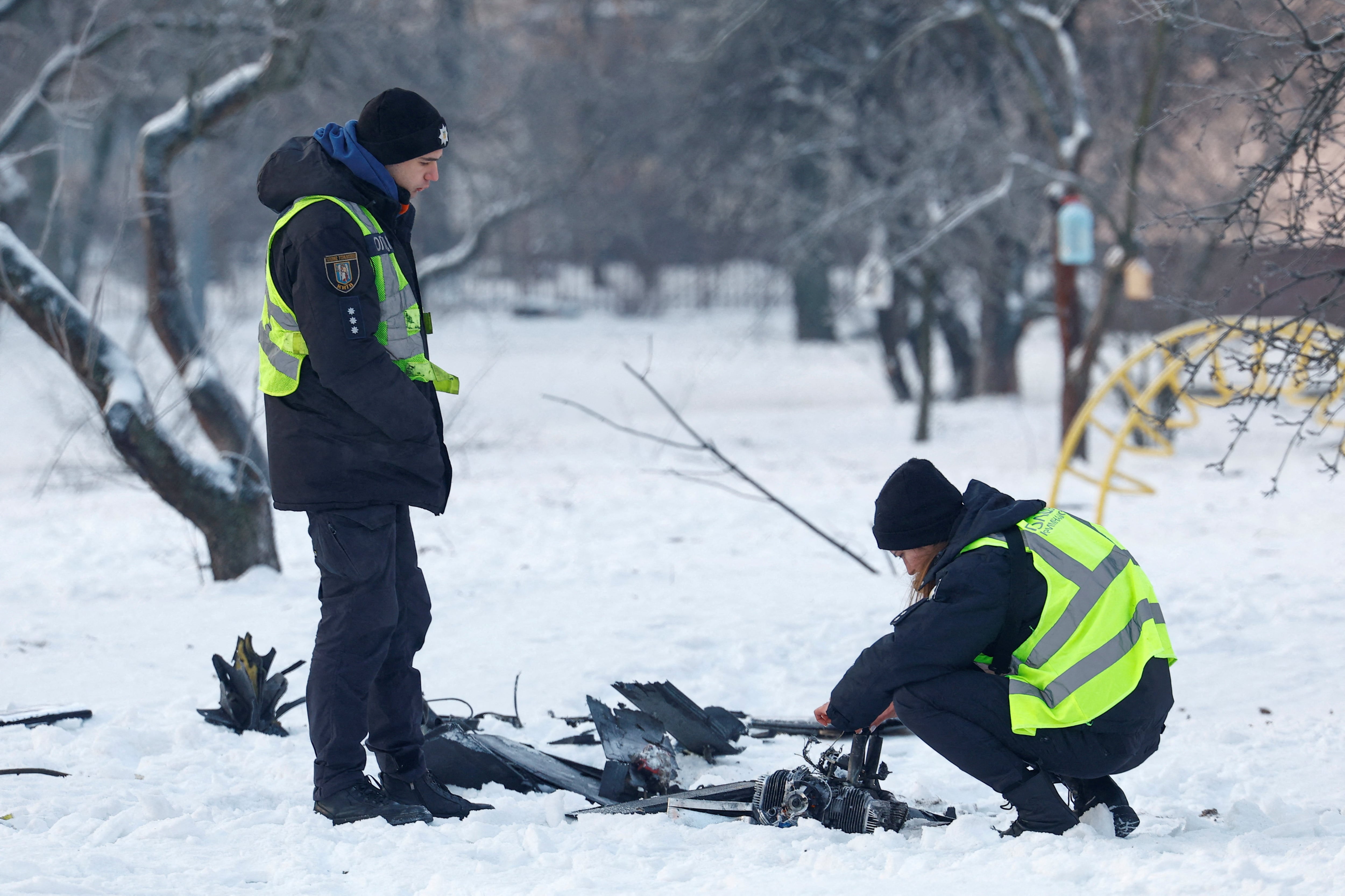 Agentes de policía inspeccionan los restos de un dron ruso, en medio del ataque de Rusia a Ucrania, en Kiev, Ucrania, 20 de enero de 2026. (REUTERS/Valentyn Ogirenko) 