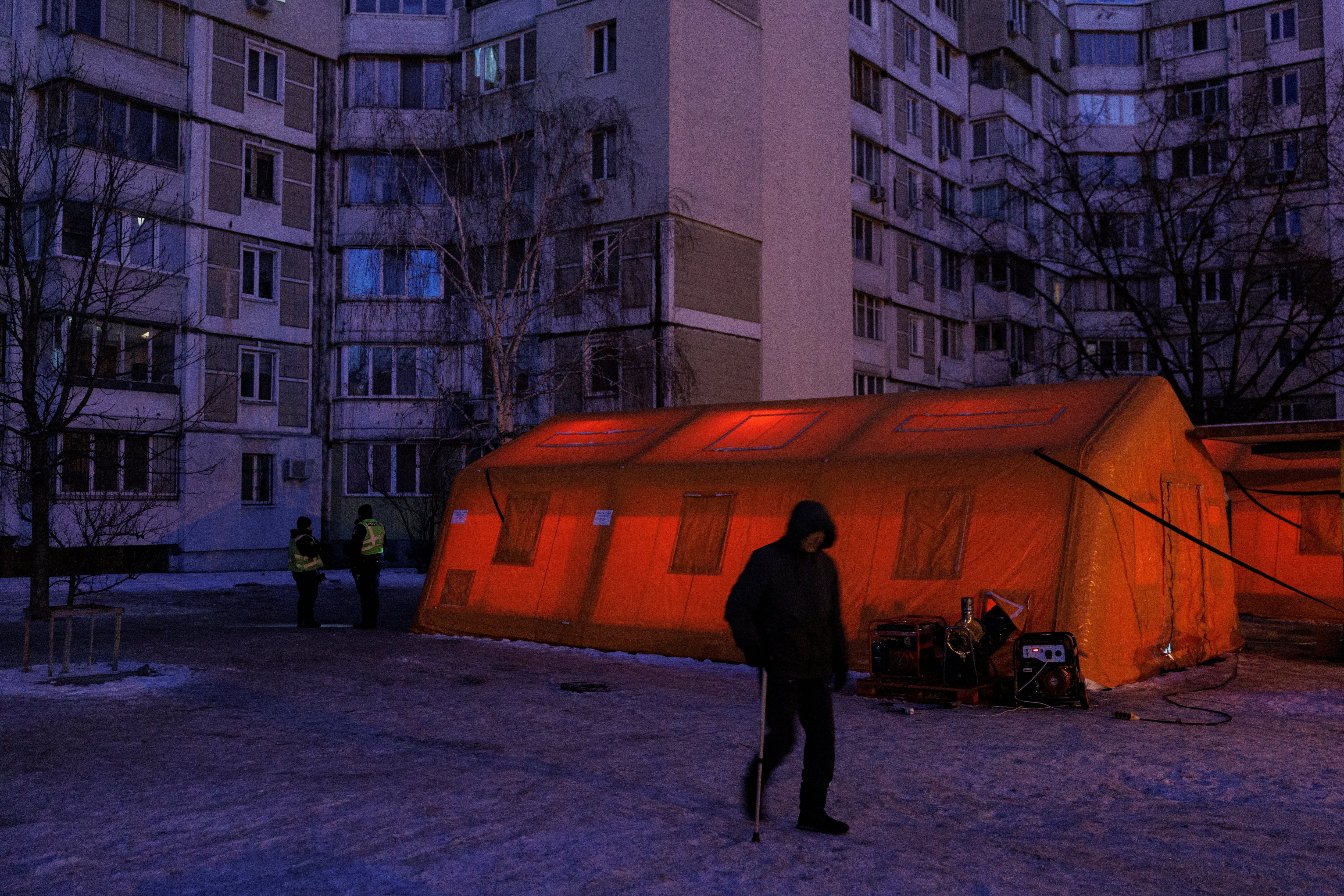 Un residente camina junto a una de las tiendas humanitarias de Kyiv, donde la gente puede encontrar calefacción, bebidas calientes y energía para cargar sus dispositivos. Están instaladas cerca de los edificios de departamentos que se quedaron sin luz luego del nuevo ataque ruso a la infraestructura energética de Ucrania (REUTERS/Valentyn Ogirenko)