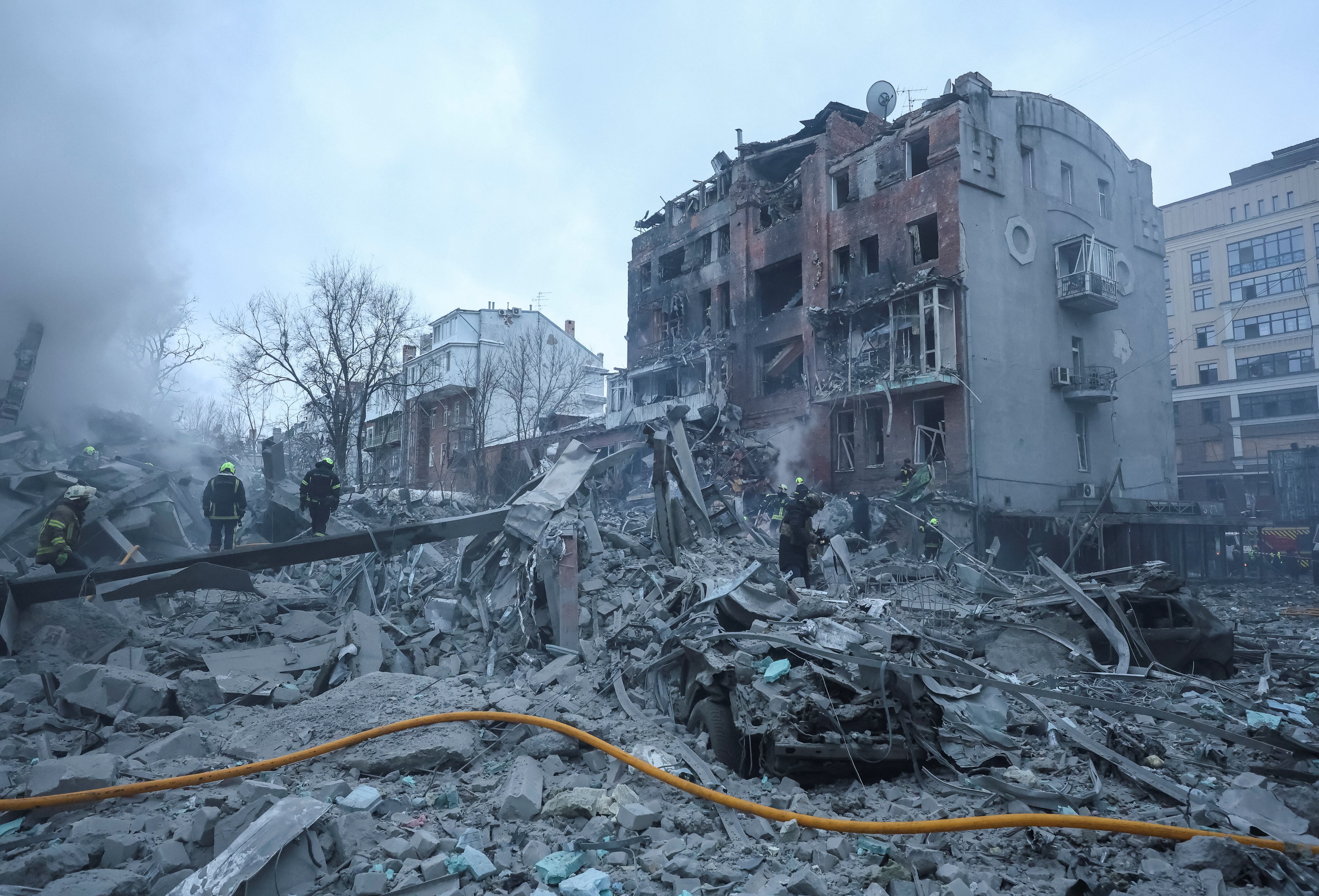 Rescatistas en Kharkiv tras el bombardeo del 2 de enero; la cifra de muertos subió a cuatro tras el hallazgo de nuevos restos. (REUTERS/Vyacheslav Madiyevskyy)