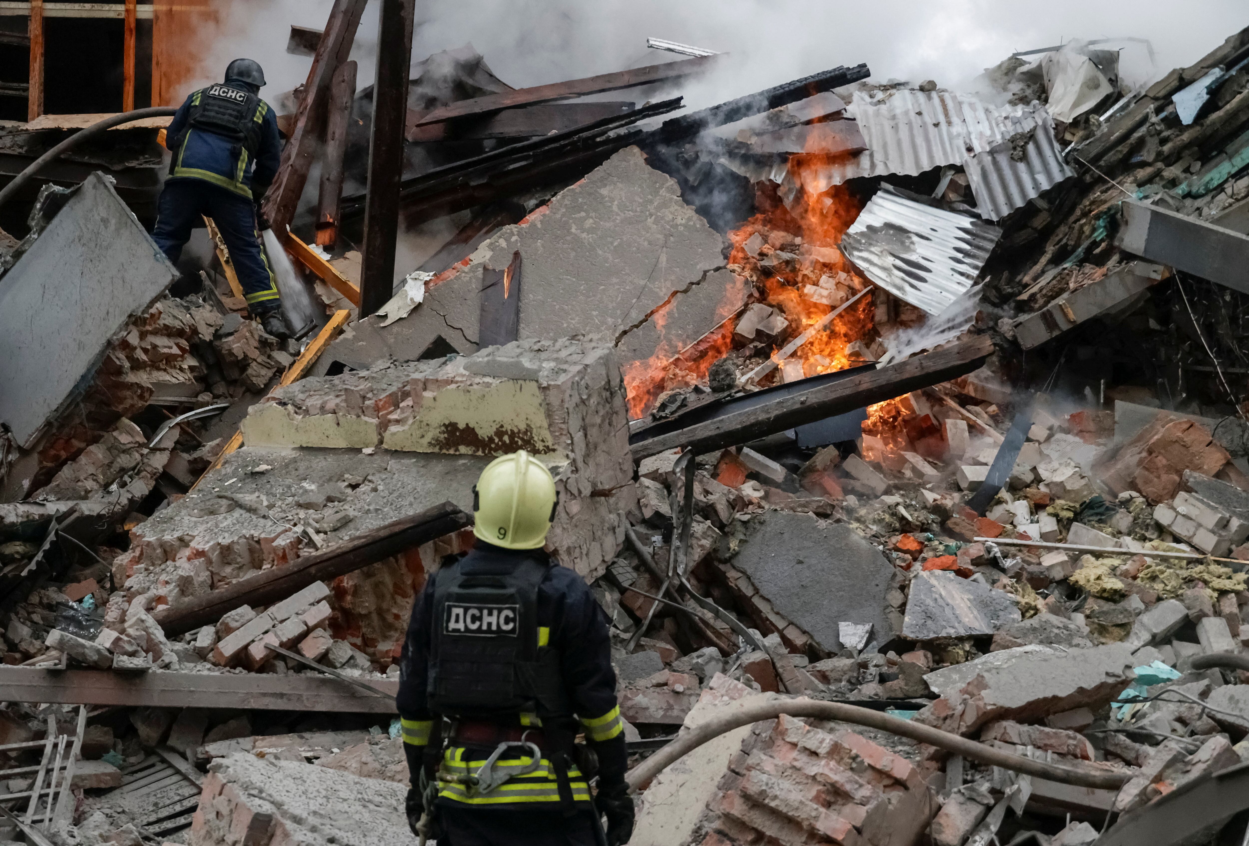 Bomberos en Járkov tras el ataque del 2 de enero; el saldo subió a cuatro muertos en una semana marcada por 2,000 bombardeos rusos. (REUTERS/Sofia Gatilova)