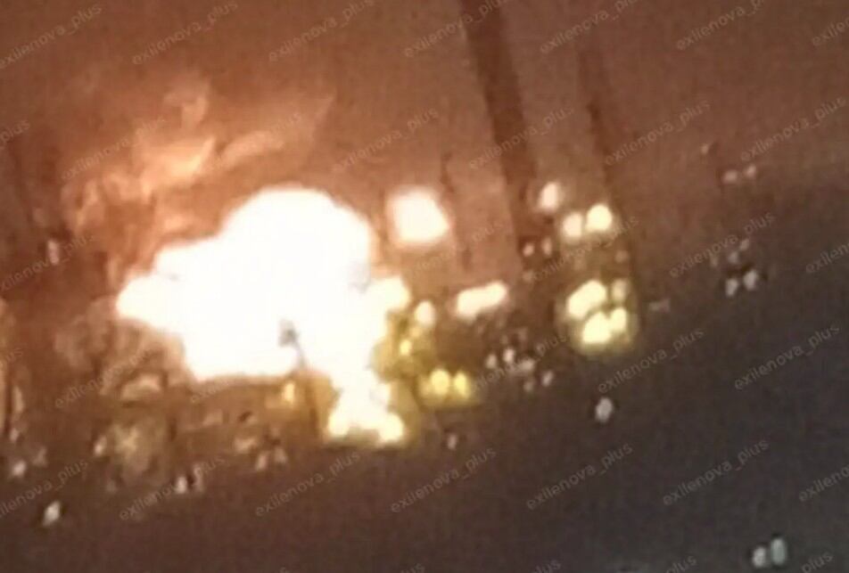 Una imagen que muestra explosiones en una refinería de petróleo en Saratov, Rusia, el 11 de noviembre de 2025. (Exilenova+ / Telegram)