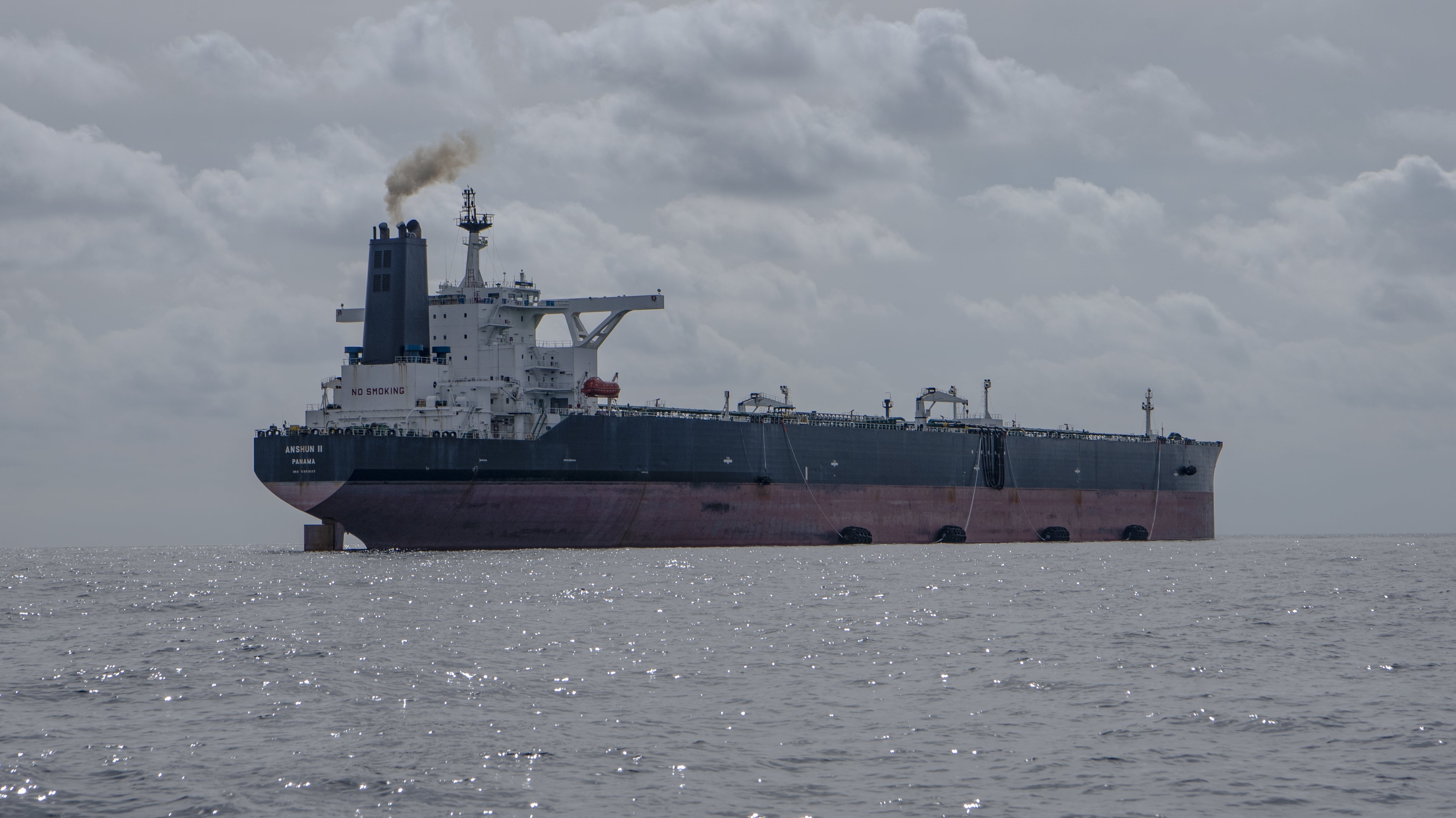 El buque ANSHUN II con las defensas 