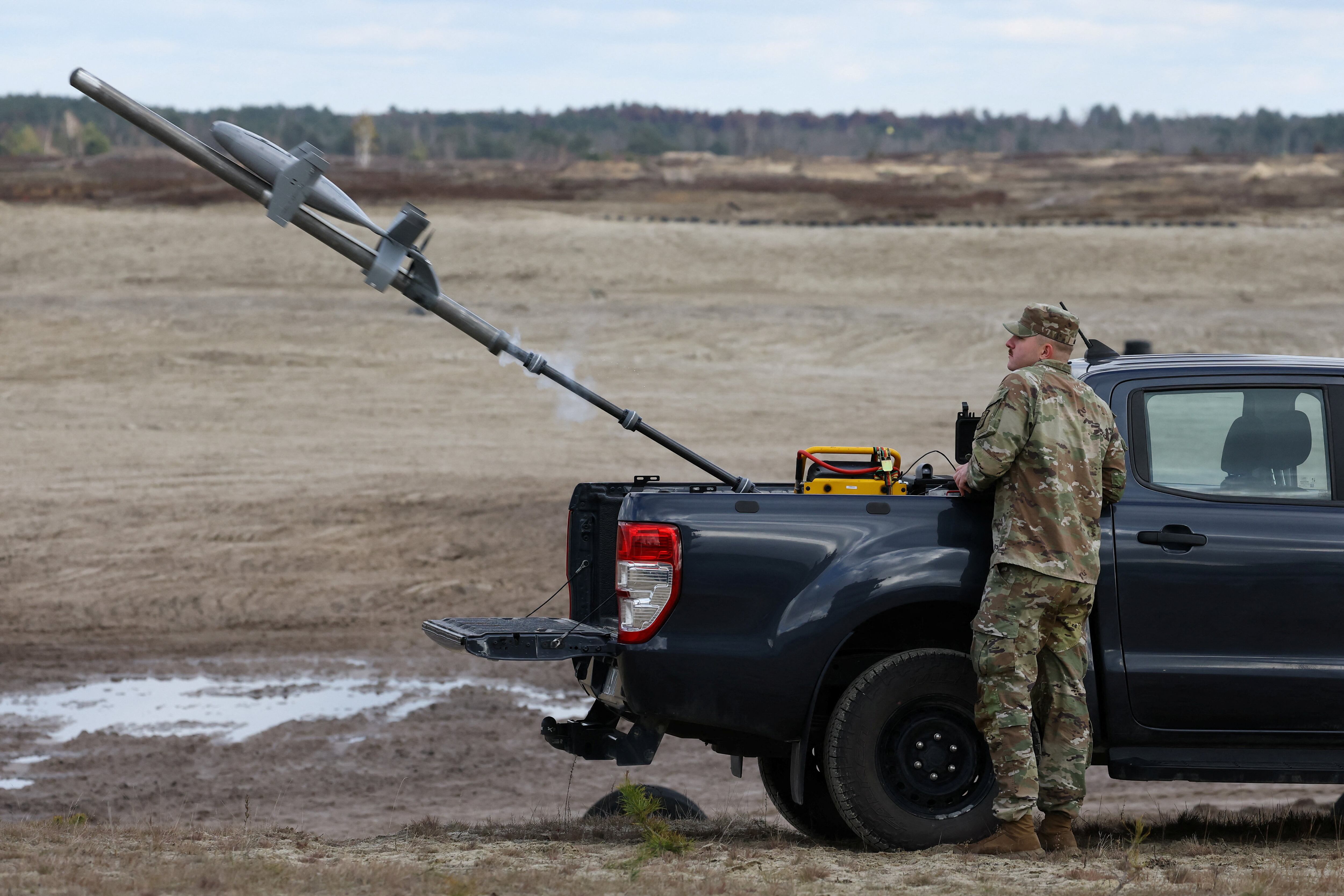 El presidente Volodimir Zelensky anunció la creación de grupos móviles para proteger infraestructuras críticas y alertó sobre el riesgo de bombardeos contra plantas nucleares y redes eléctricas (REUTERS/Kacper Pempel)