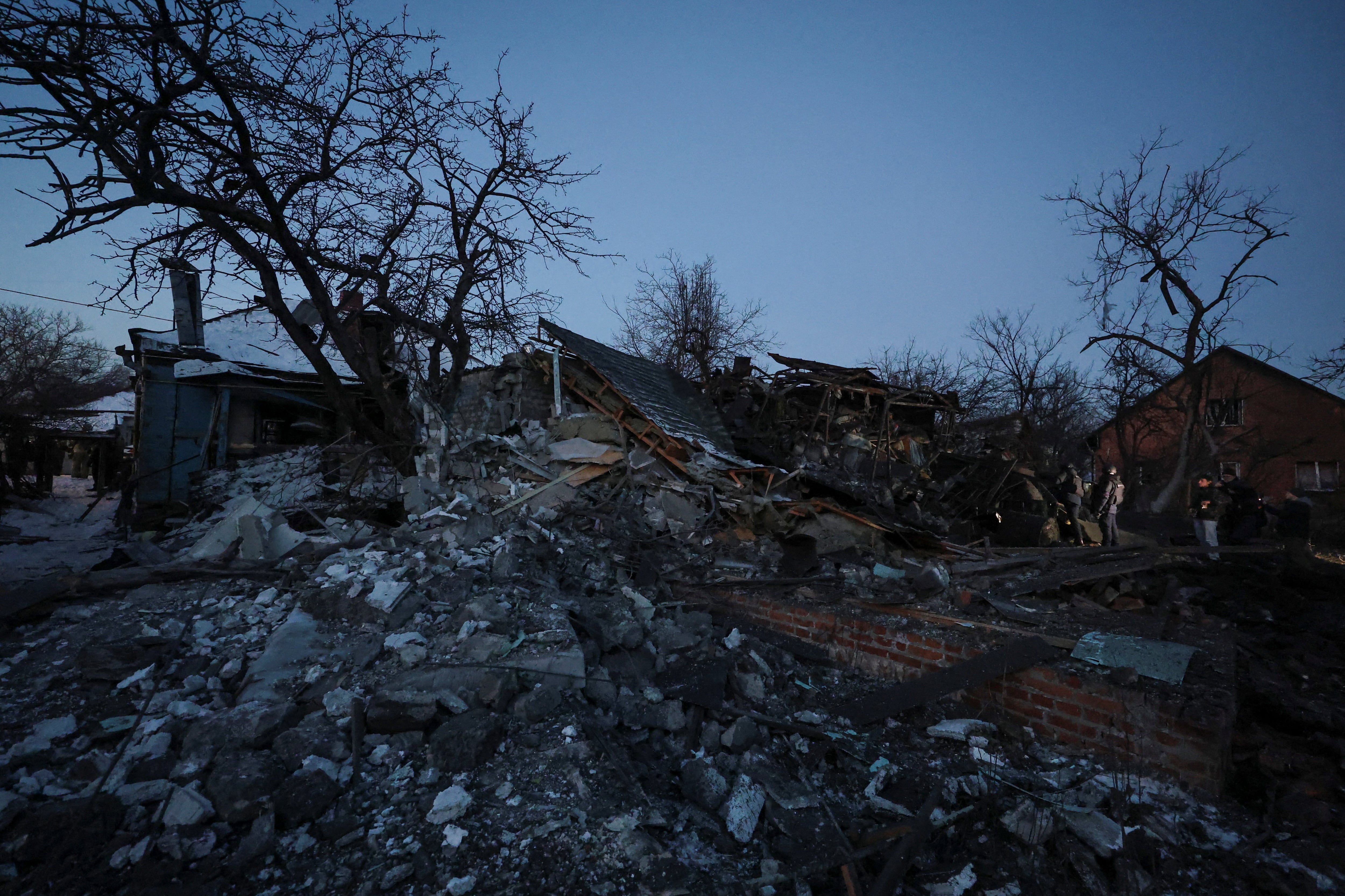 Equipos de emergencia trabajan entre los escombros de una zona residencial de Kharkiv tras un ataque aéreo ruso (REUTERS/Vyacheslav Madiyevskyy)