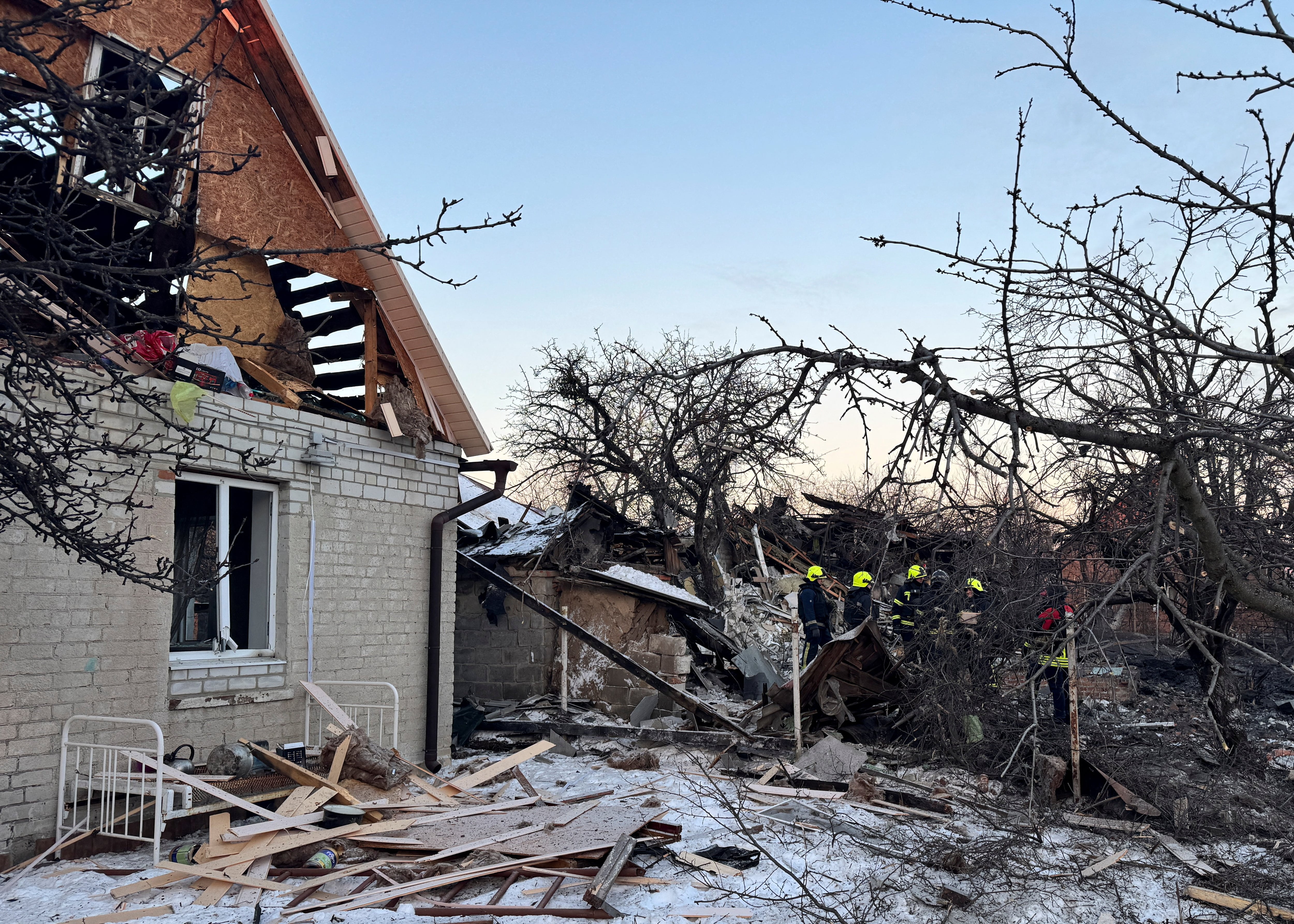 Equipos de rescate trabajan en el lugar de un ataque aéreo ruso en Kharkiv (REUTERS/Vitalii Hnidyi)