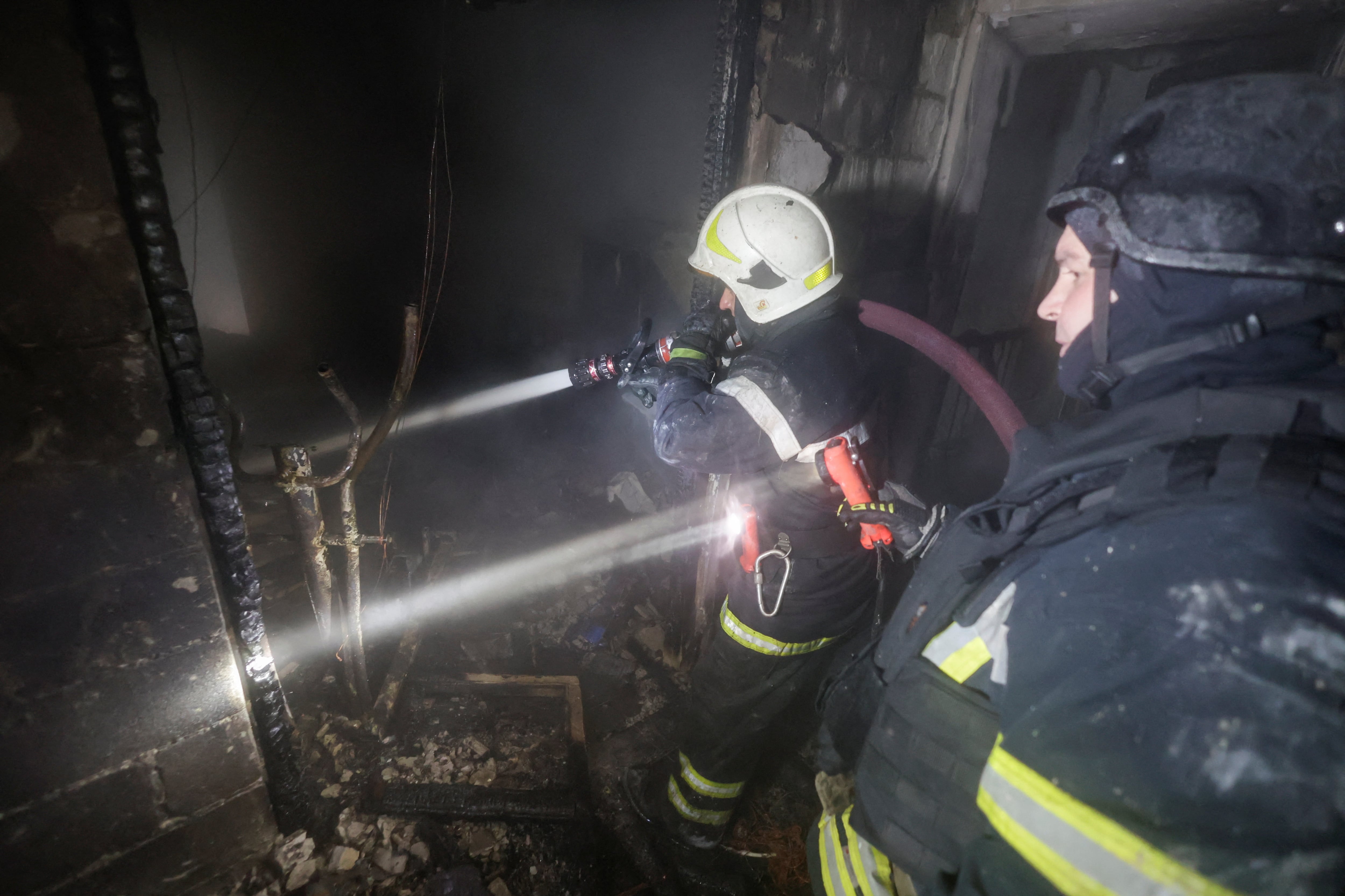 Los bomberos trabajan en el lugar de un edificio alcanzado por un ataque con drones rusos, este 24 de enero (REUTERS/Sofiia Gatilova)