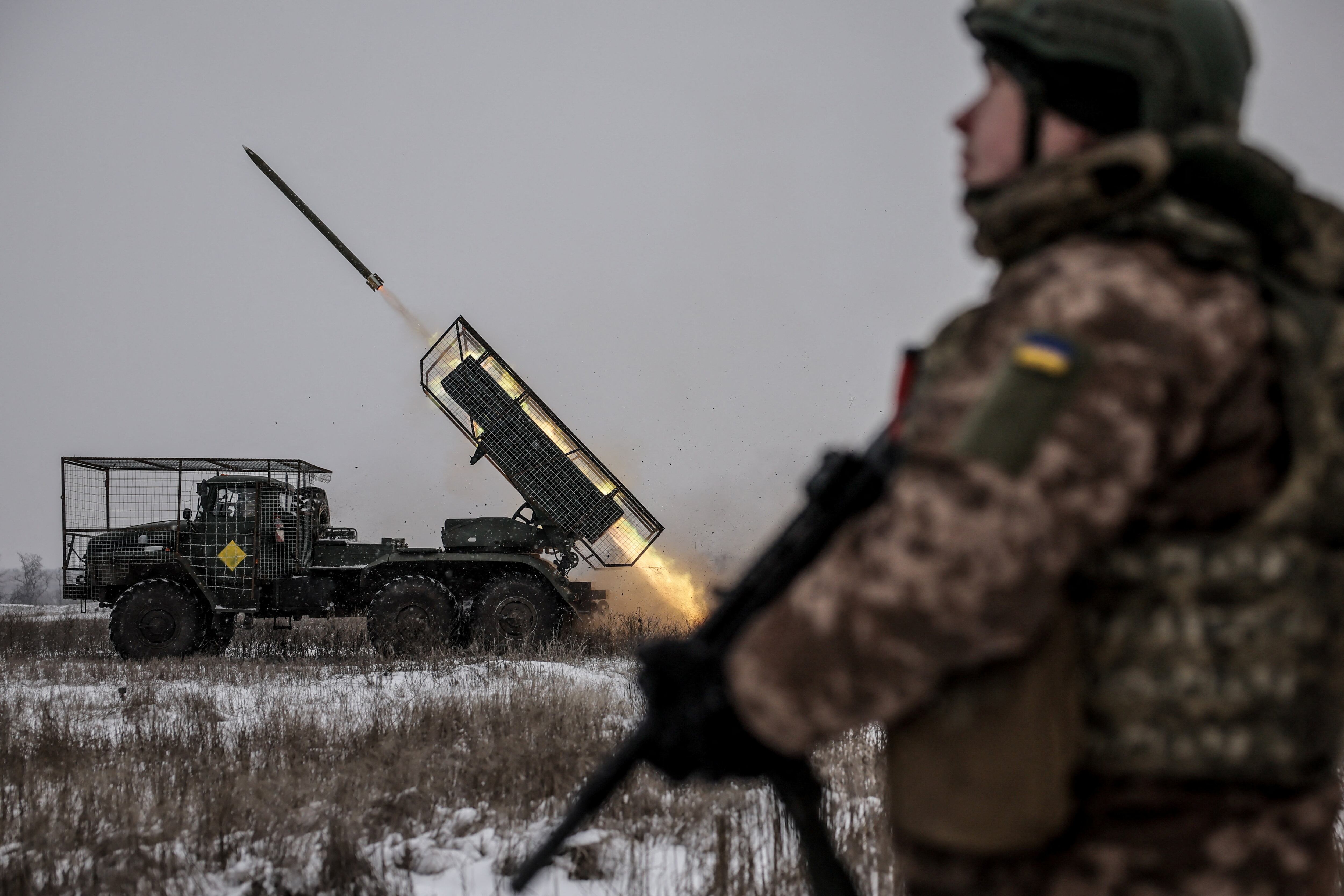 Los militares de la 24ª Brigada Mecanizada Separada de las Fuerzas Armadas de Ucrania disparan un sistema de lanzamiento de cohetes múltiples BM-21 Grad hacia las tropas rusas, el 15 de enero de 2026 (REUTERS)