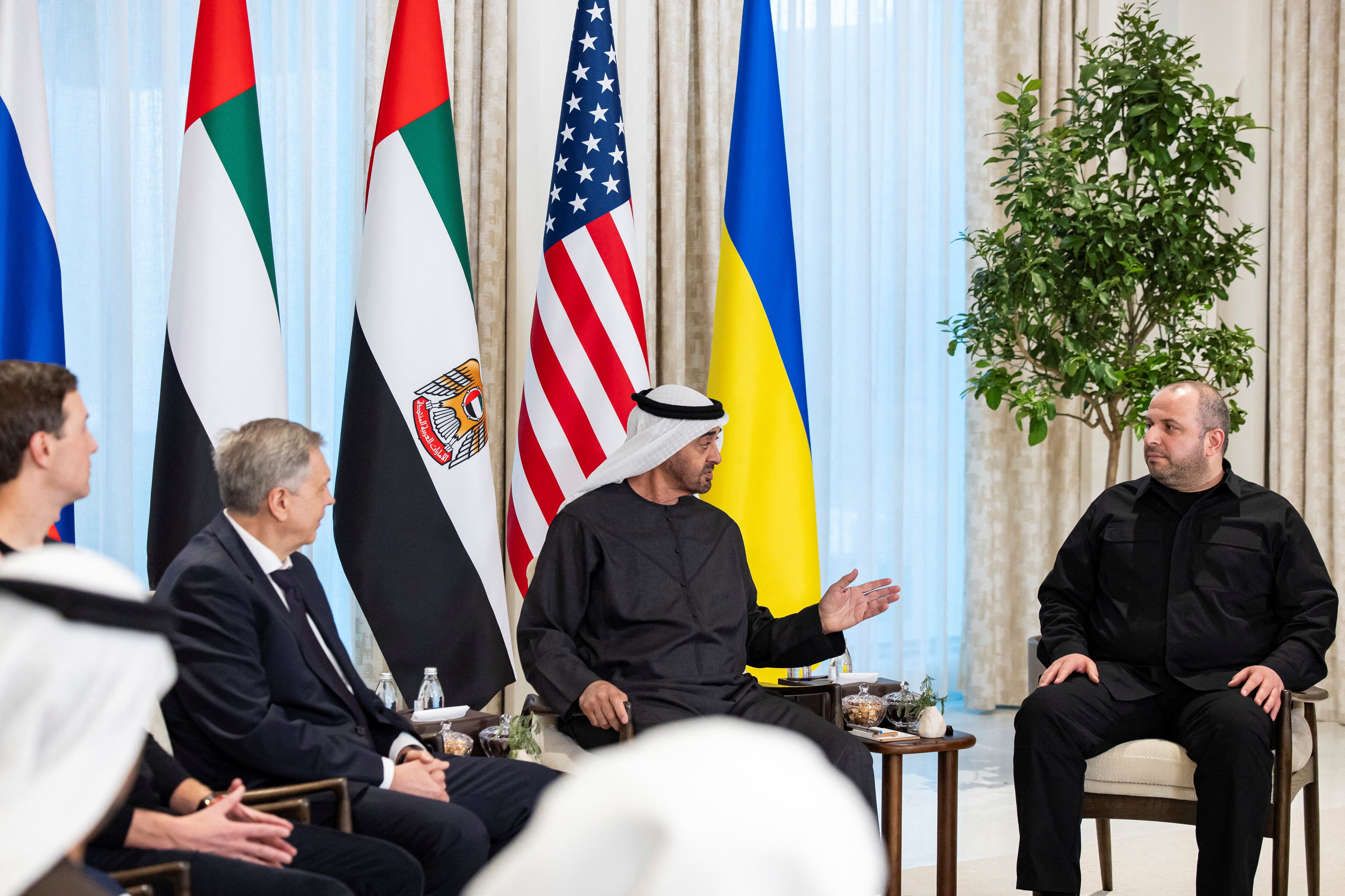 El primer encuentro trilateral en Abu Dabi busca avanzar en el plan promovido por Donald Trump y resolver la disputa territorial en el Donbás. Hamad Ryan Carter/UAE Presidential Court/via REUTERS