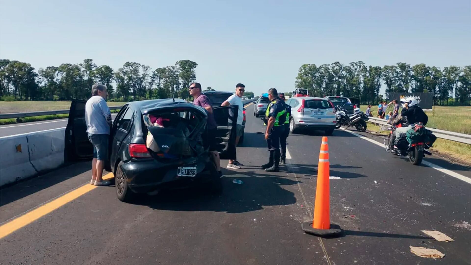 Un auto y una camioneta colisionaron en el kilómetro 204 de la Ruta 2, dejando tres personas hospitalizadas y varias más asistidas en el lugar (Gentiliza: 0221.com.ar)