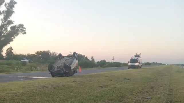 Personal policial y operarios realizaron tareas de control y limpieza tras el accidente (Fotos: La Capital)