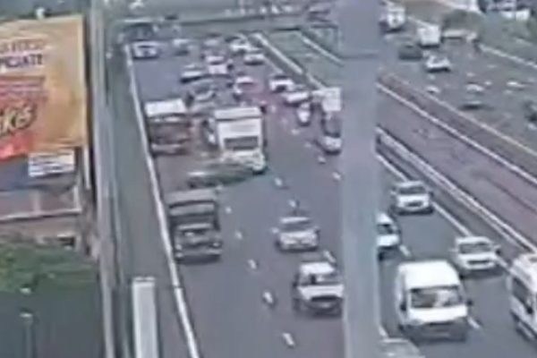 Un auto perdió el control en la Autopista 25 de Mayo, cruzó todos los carriles e impactó contra el muro