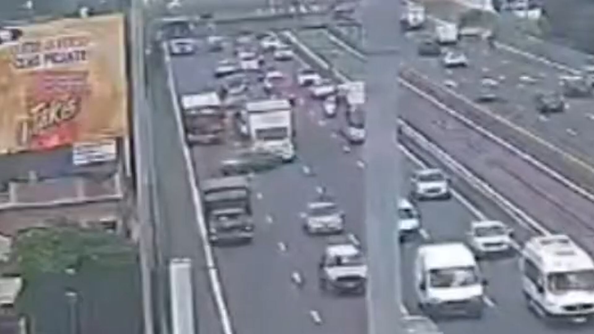 Un auto perdió el control en la Autopista 25 de Mayo, cruzó todos los carriles e impactó contra el muro