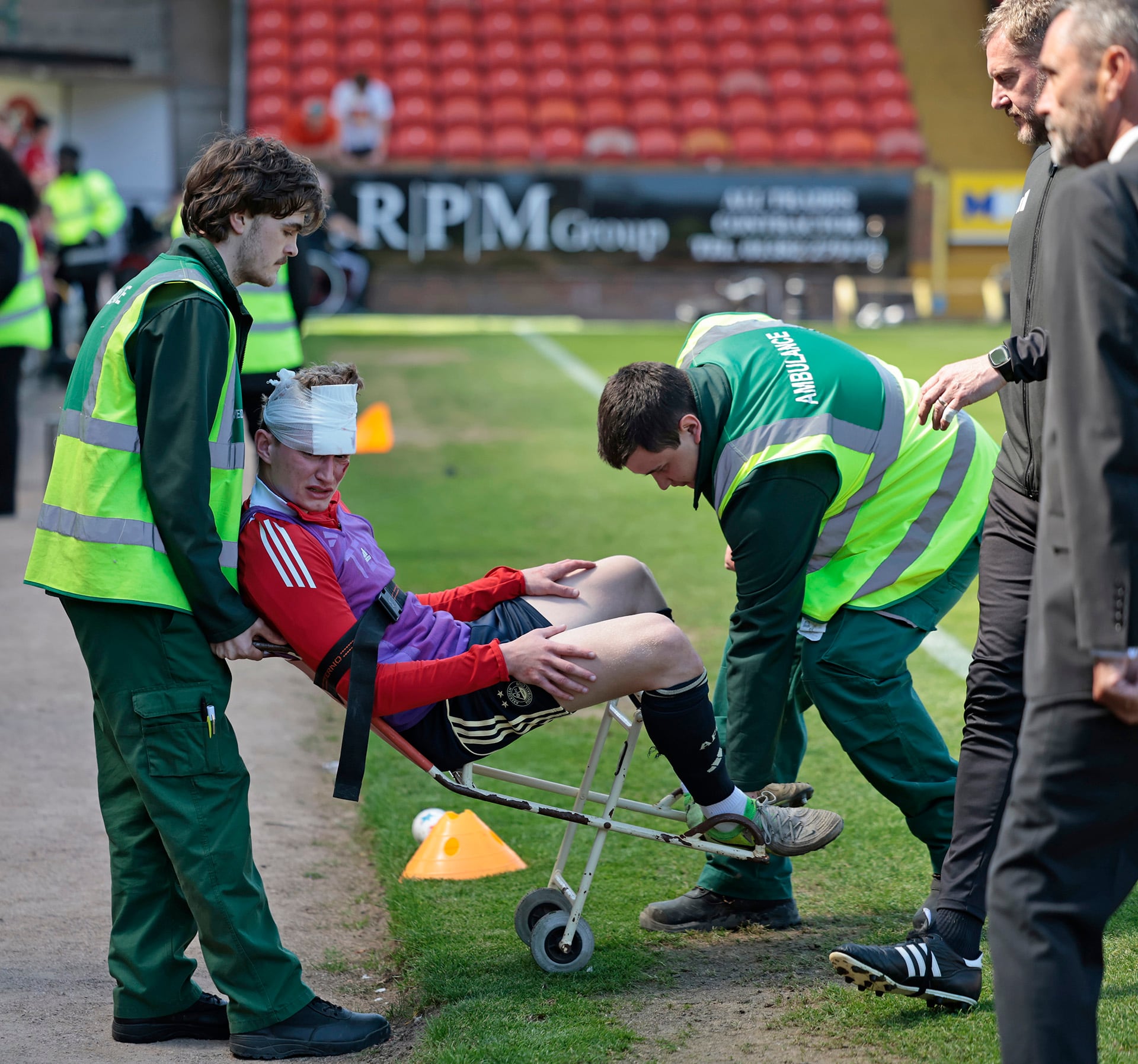 El futbolista sufrió el impacto de un asiento que salió desde la grada 