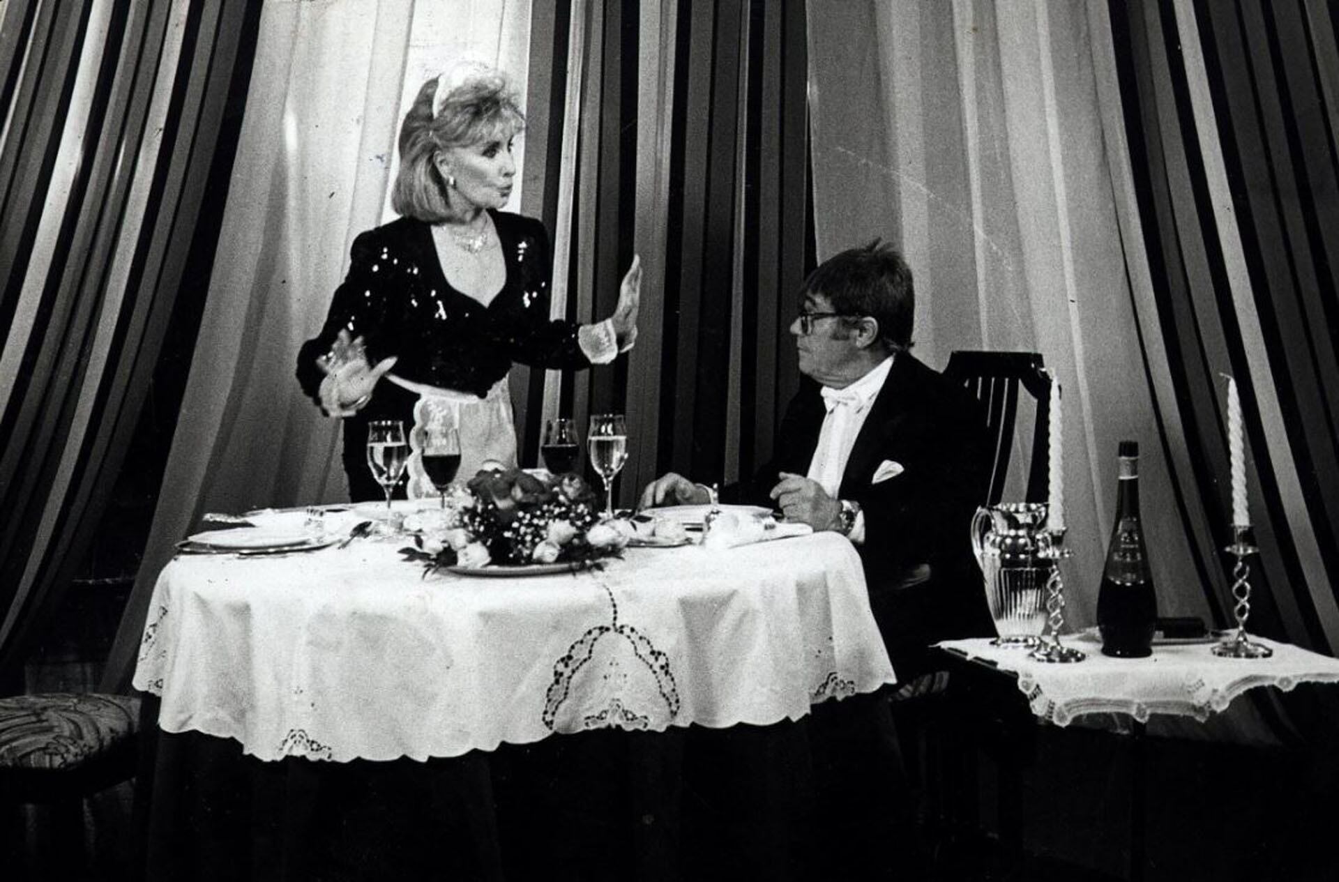 Tato recibiendo la visita de Mirtha Legrand