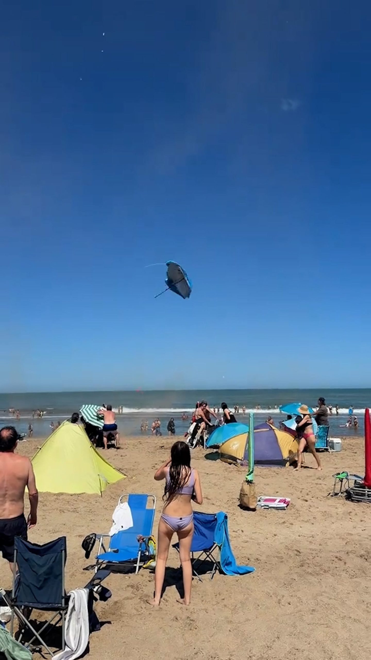 Un fuerte torbellino sorprendió en la playa de Valeria del Mar: volaron sombrillas, sillas y hasta un gazebo