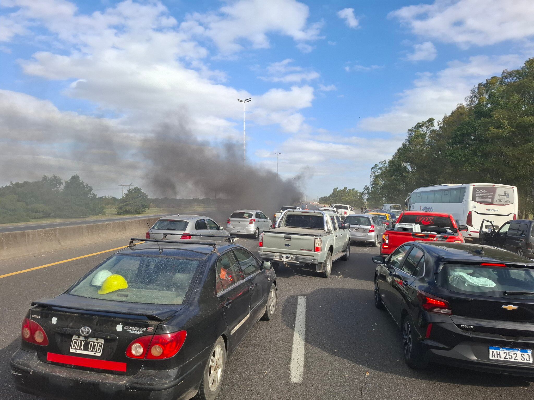 La quema de neumáticos durante la protesta generó una columna de humo que complicó la visibilidad sobre la autopista