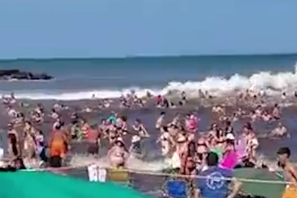 Un muerto y 35 heridos por una ola gigante que impactó en Santa Clara del Mar y Mar del Plata