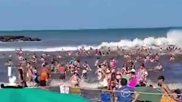 Un muerto y 35 heridos por una ola gigante que impactó en Santa Clara del Mar y Mar del Plata