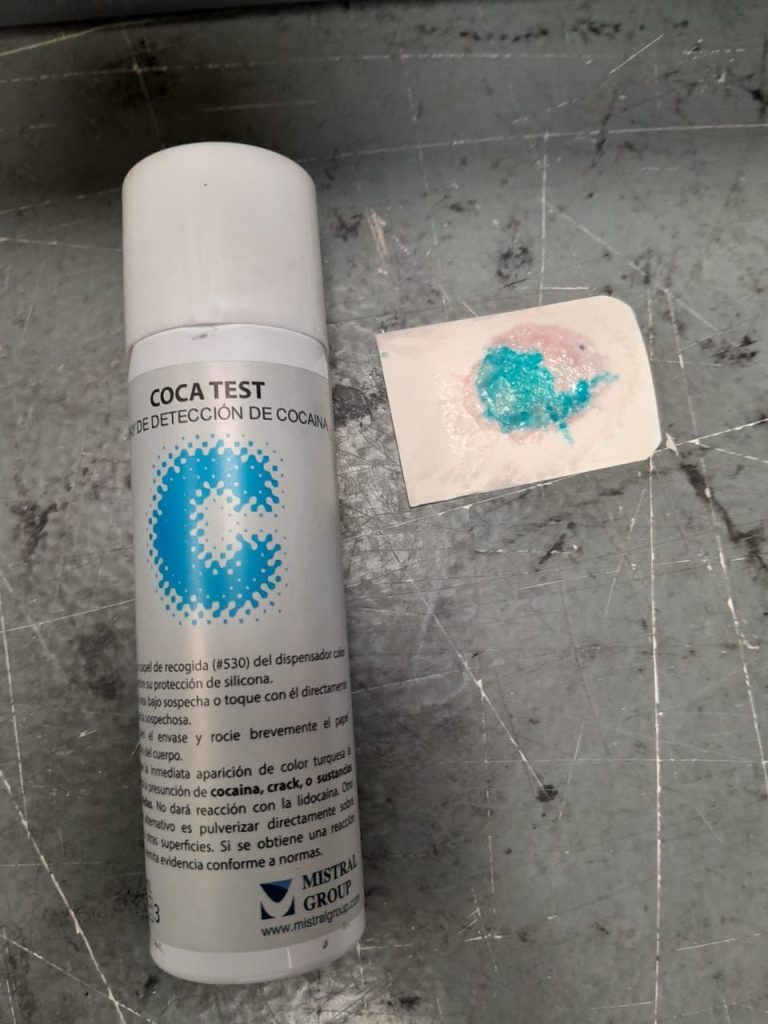 Un pasajero colombiano llegó a Ezeiza con 17 kilos de marihuana ocultos en una valija