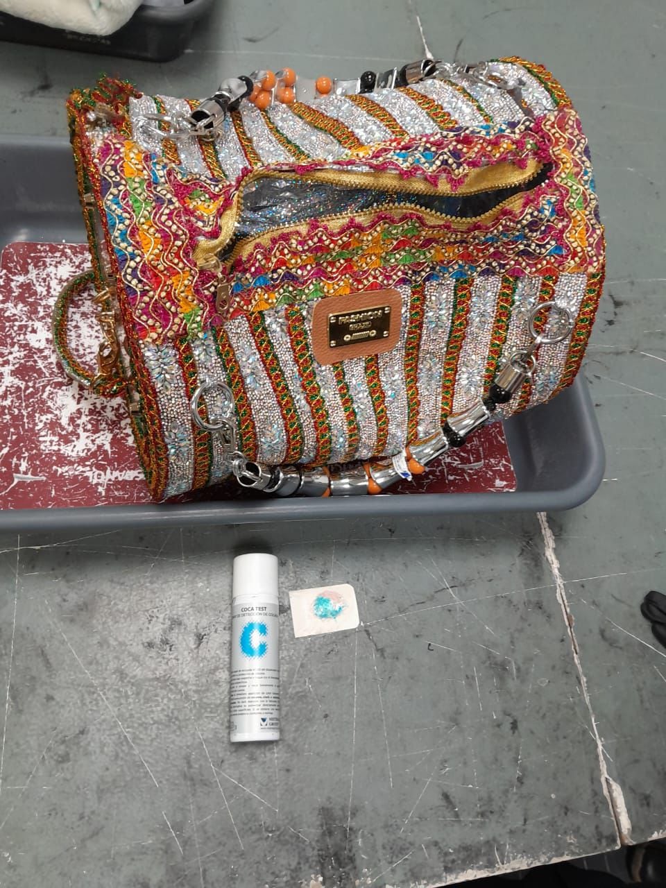 El bolso de la mujer que transportaba cocaína