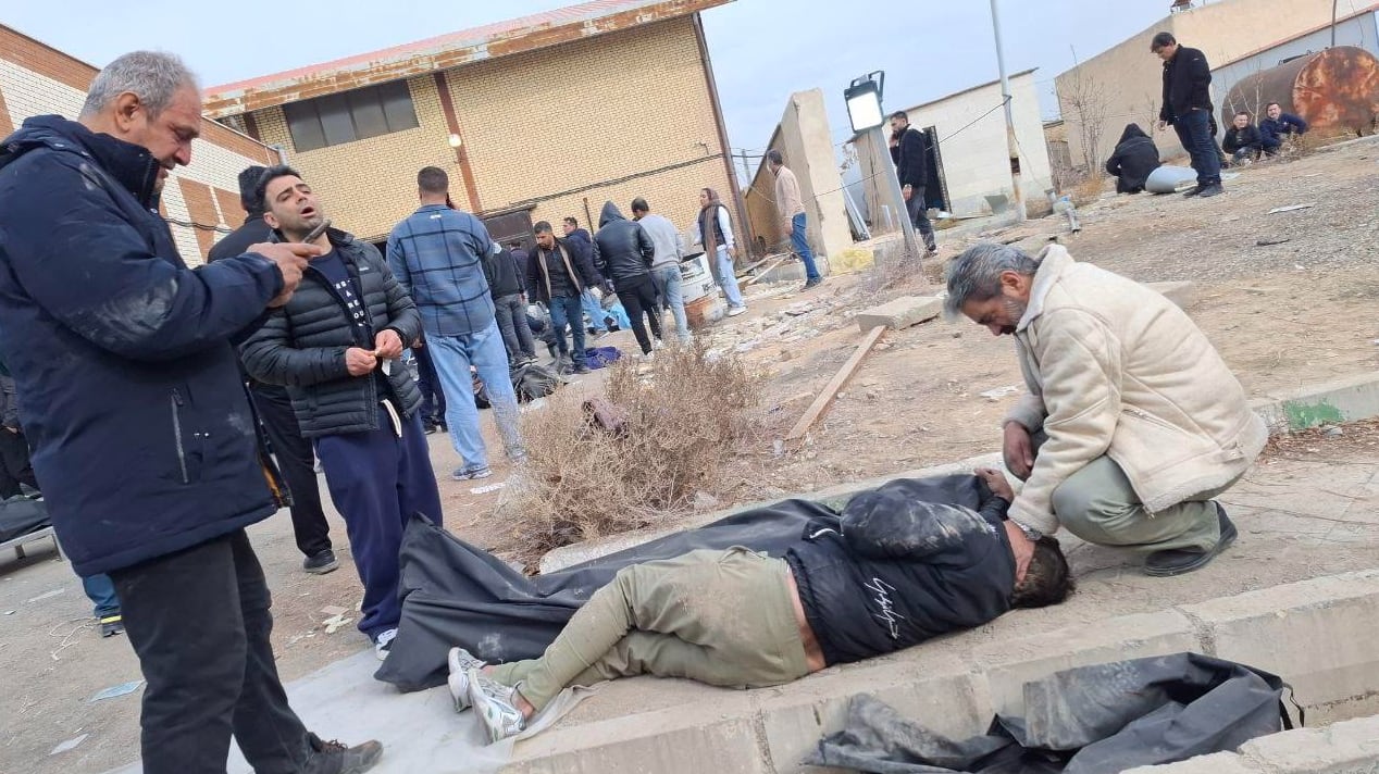 Un video verificado por CBS News muestra al menos 400 cuerpos apilados en una morgue de un suburbio de Teherán, con lesiones visibles por armas de fuego y perdigones (Crédito: Vahid Online)