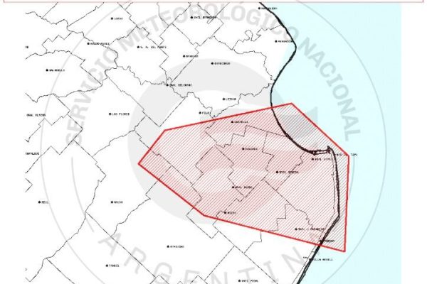 Un temporal impactó en Mar del Plata y alrededores: volaron sombrillas, cayeron árboles y hubo un herido