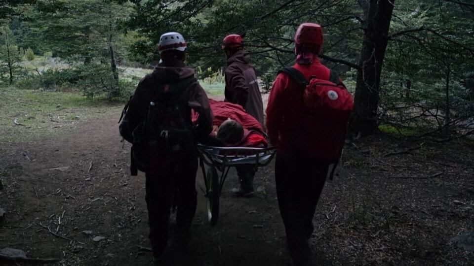 En el Parque Nacional Lanín, un andinista resultó herido tras caer en el Volcán Lanín y fue rescatado mediante una compleja operación en terreno hostil