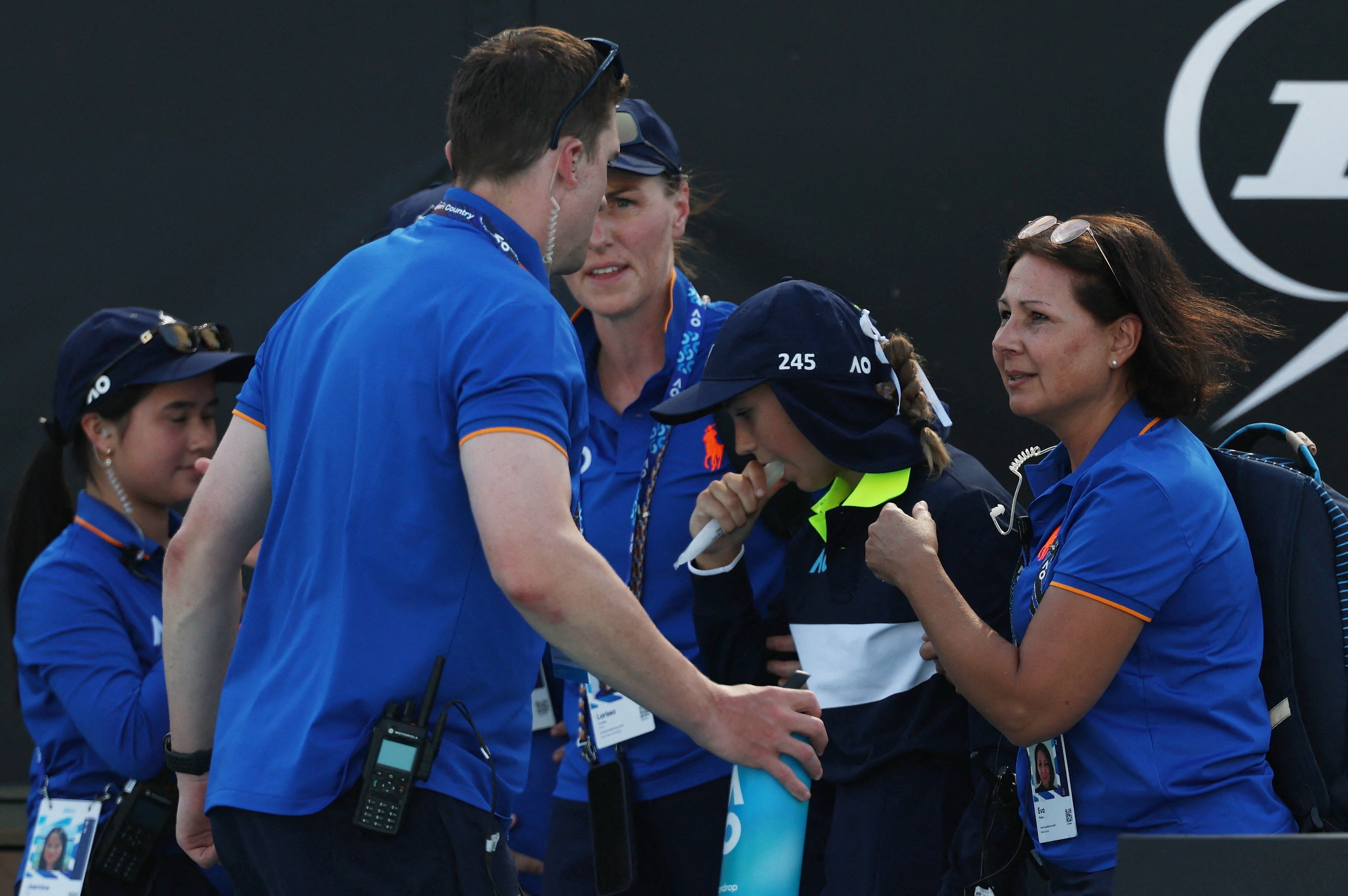 La joven alcanzapelotas que se desmayó durante un partido en Australian Open fue asistida rápidamente (REUTERS/Edgar Su)
