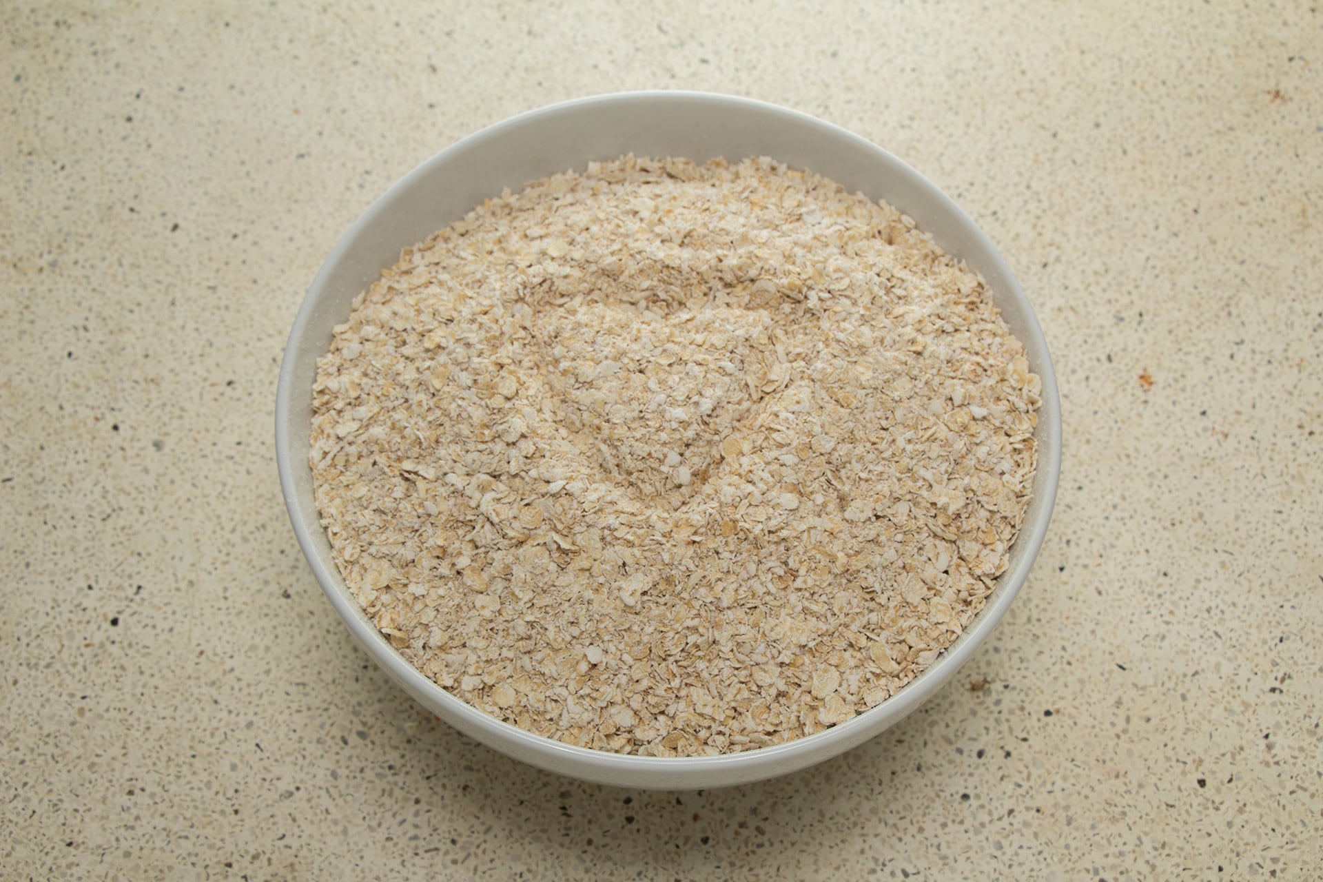 Un estudio de la Universidad de Bonn demuestra que una dieta intensiva de avena reduce el colesterol LDL hasta un 10% en solo dos días (Freepik)