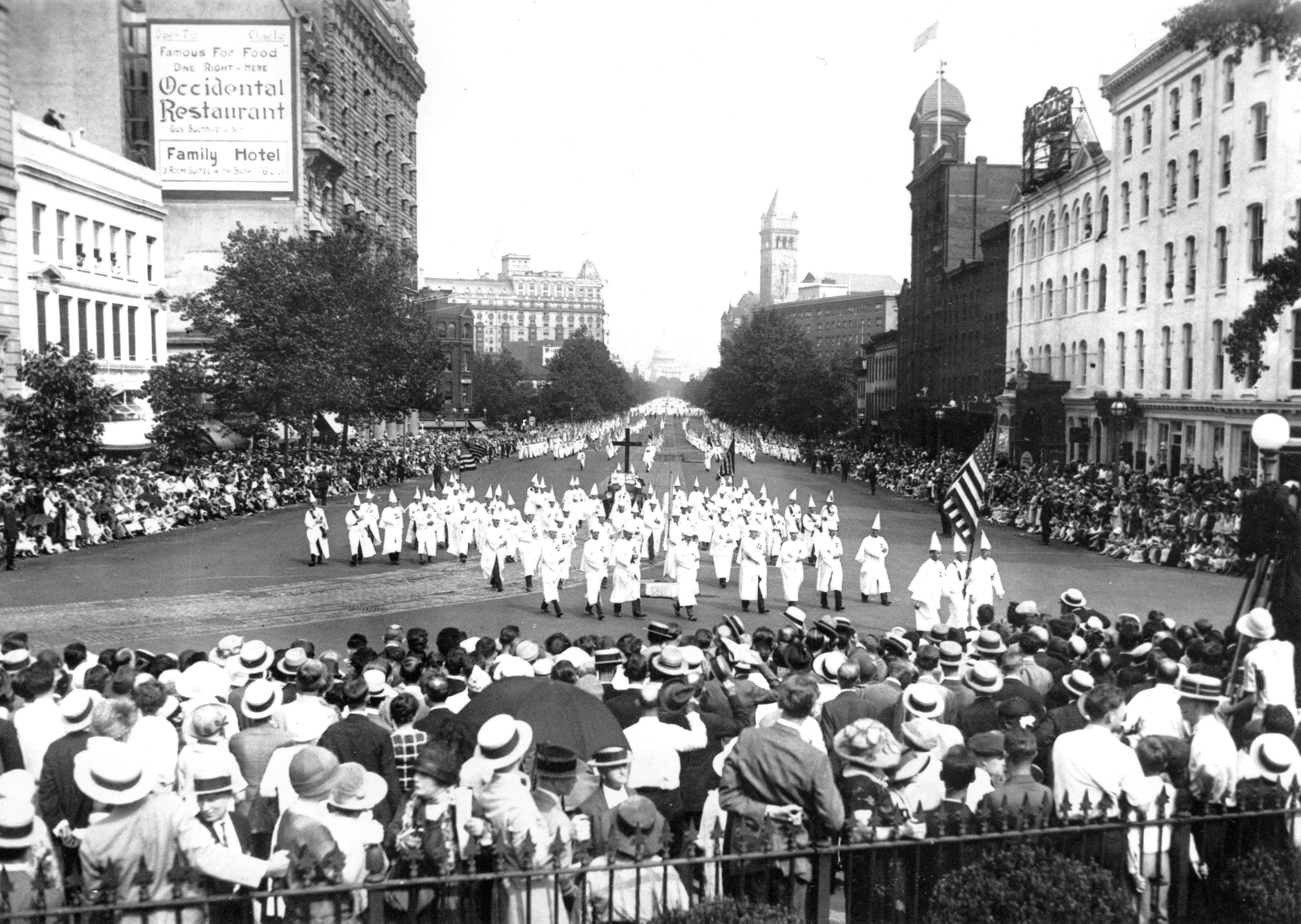 Una marcha del Ku Klux Klan en la avenida Pennsylvania de Washington D.C. en 1925 (AP Photo, File)