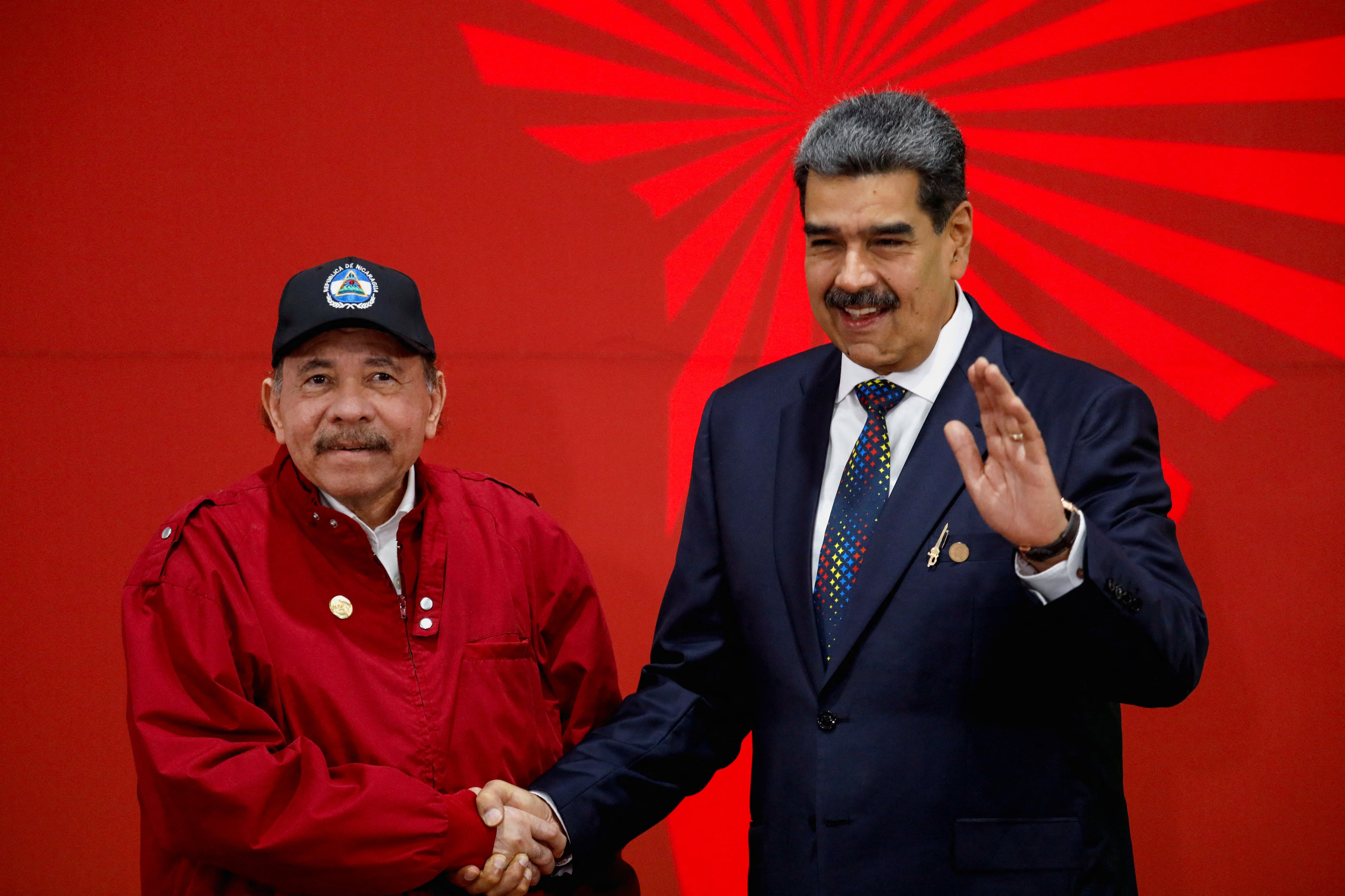 Nicolás Maduro estrechó la mano del dictador de Nicaragua, Daniel Ortega, durante una reunión de líderes de los estados miembros de la Alianza Bolivariana para los Pueblos de Nuestra América y el Tratado de Comercio y Promoción (ALBA-TCP), en Caracas, Venezuela, el 14 de diciembre de 2024 (REUTERS/Leonardo Fernandez Viloria)