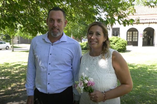 Una pareja decidió casarse este martes 13 y se cortó la luz: la divertida reacción de los novios