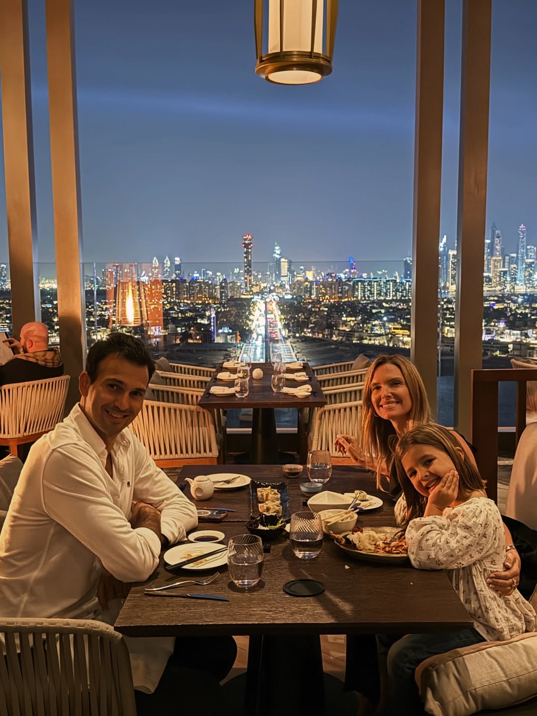 Sofía, José Félix y California disfrutaron de una cena gourmet con una vista panorámica de los rascacielos