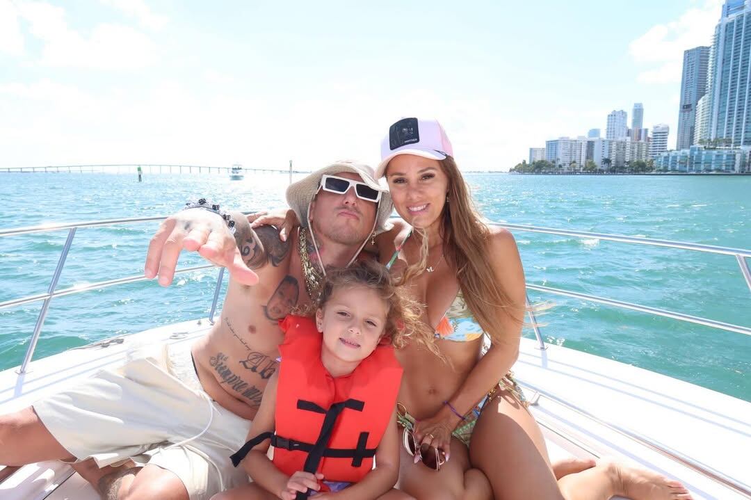 Ezequiel junto a Barby y Abril con la ciudad de Miami de fondo