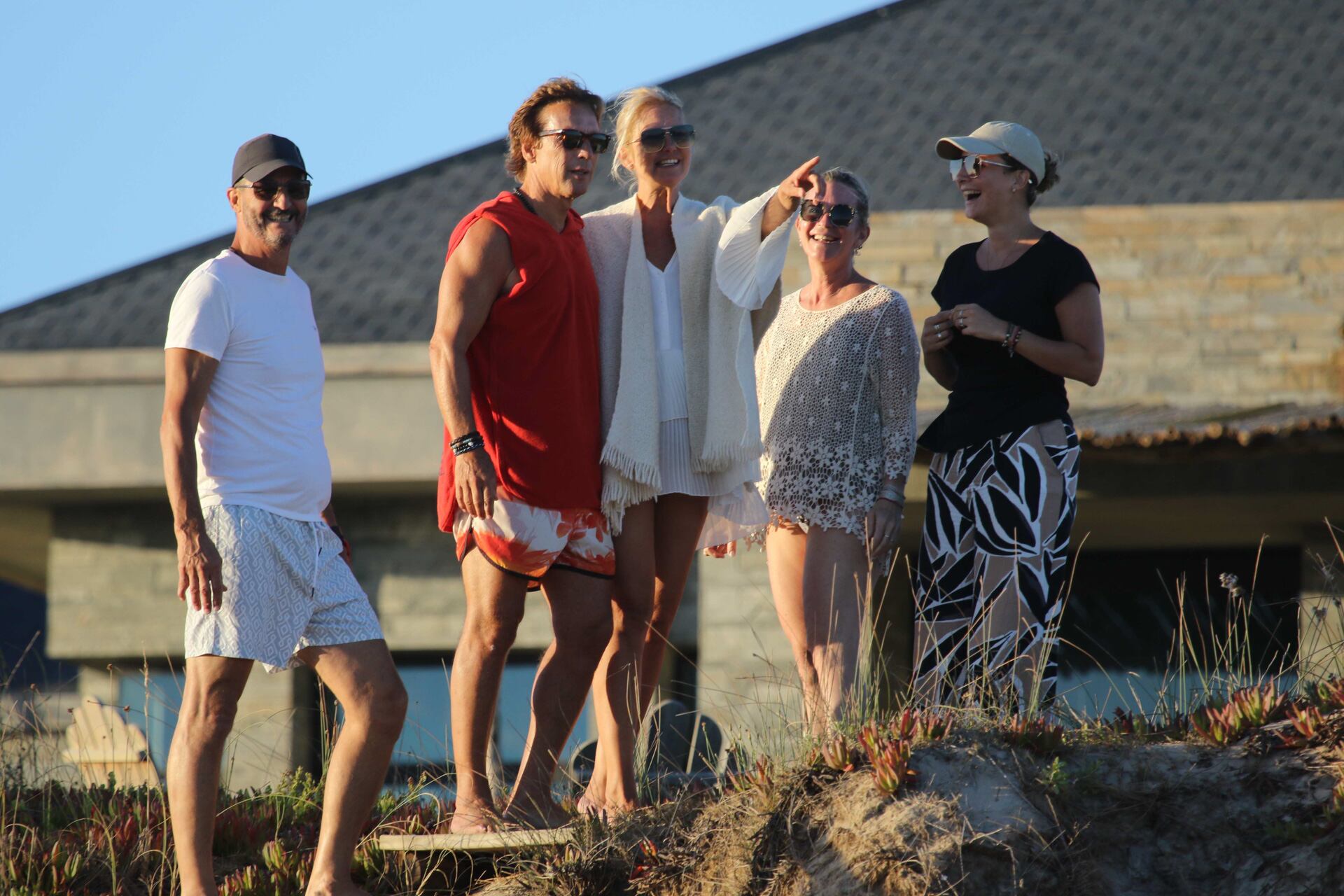 Valeria y Alejandro Gravier disfrutaron con un grupo de amigos en el parador Vik (RS Fotos)