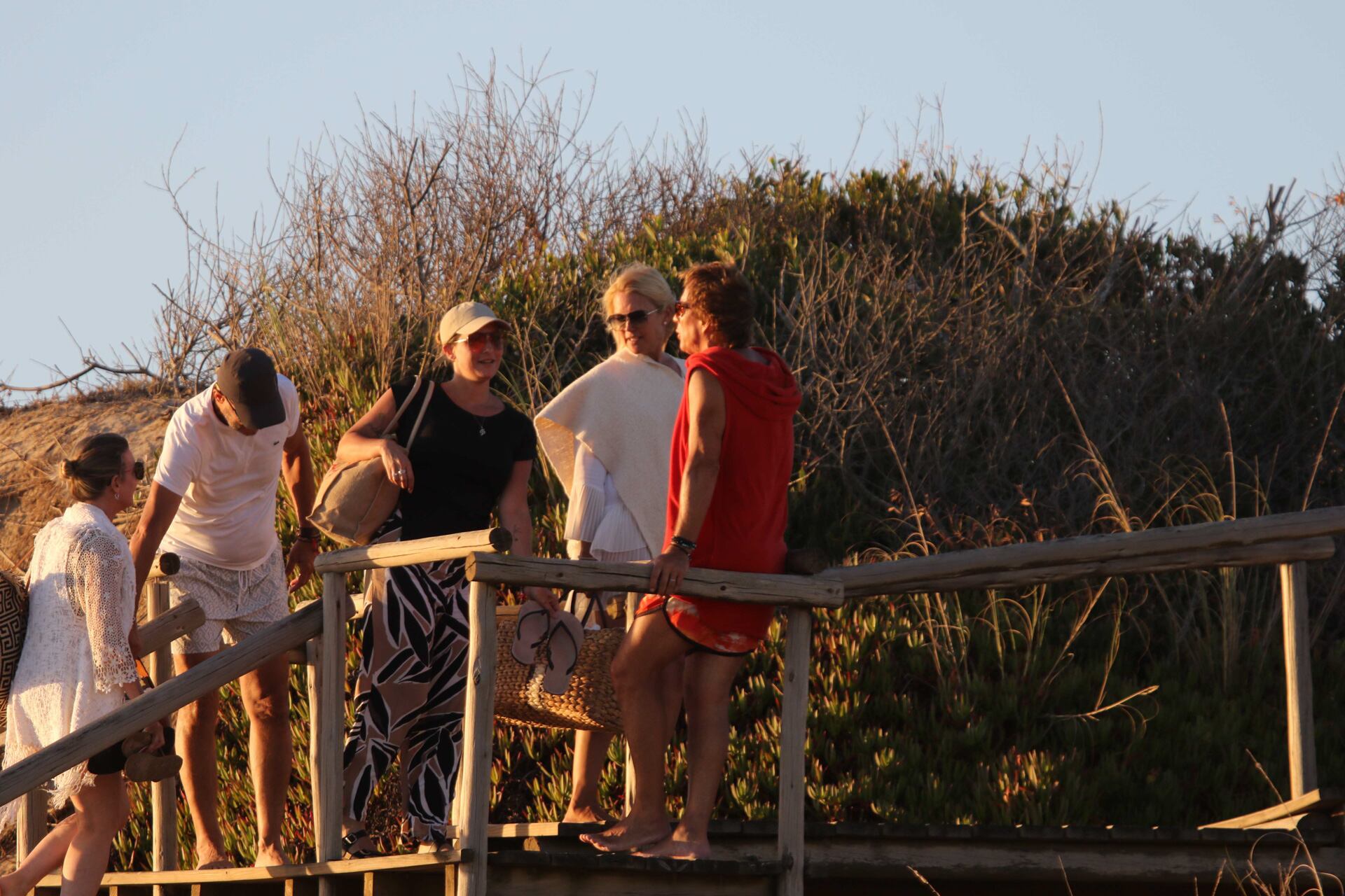 El grupo se quedó en la playa para disfrutar la puesta del sol (RS Fotos)