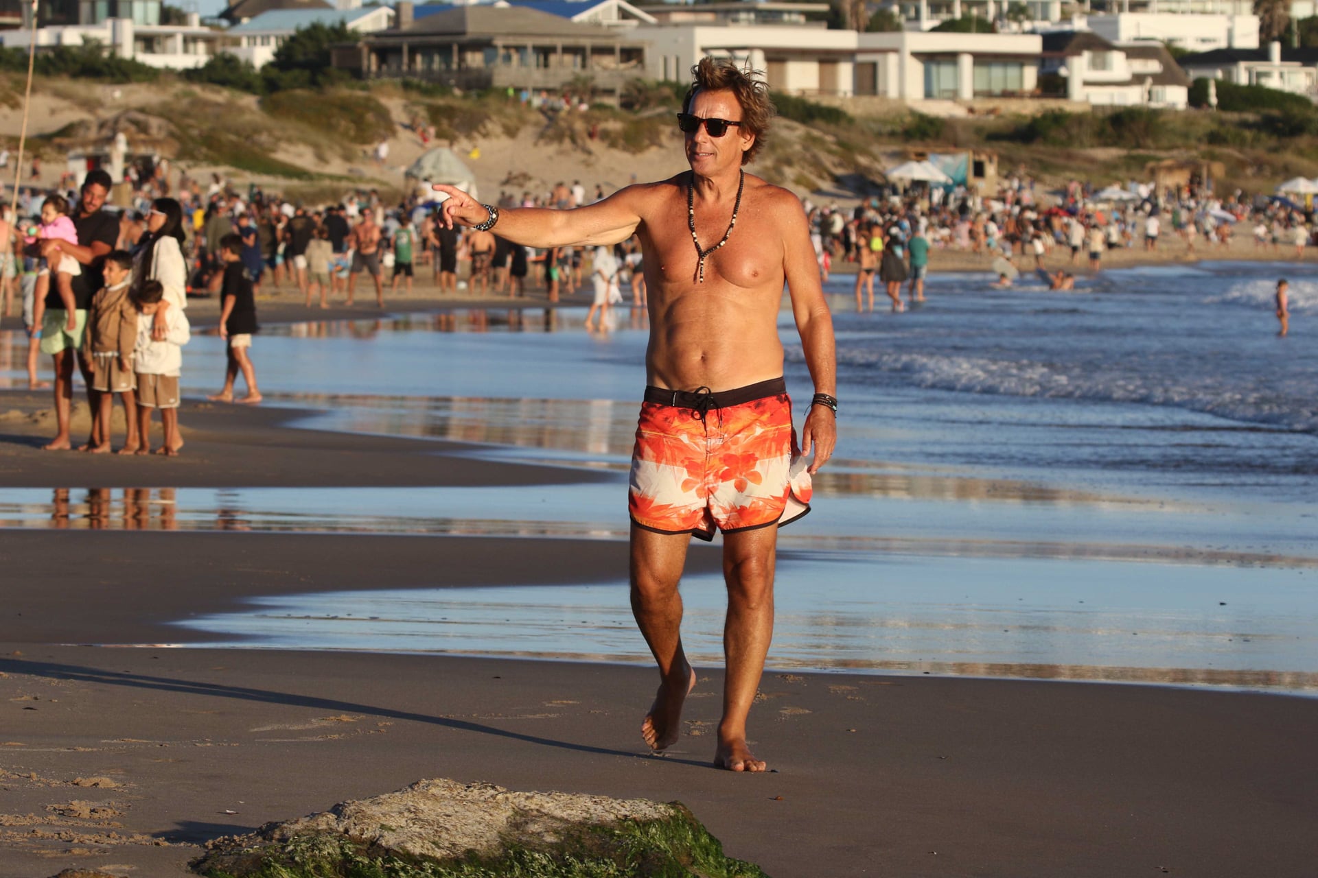 Una de las rutinas preferidas de Alejandro Gravier: largas caminatas al borde del mar (RS Fotos)