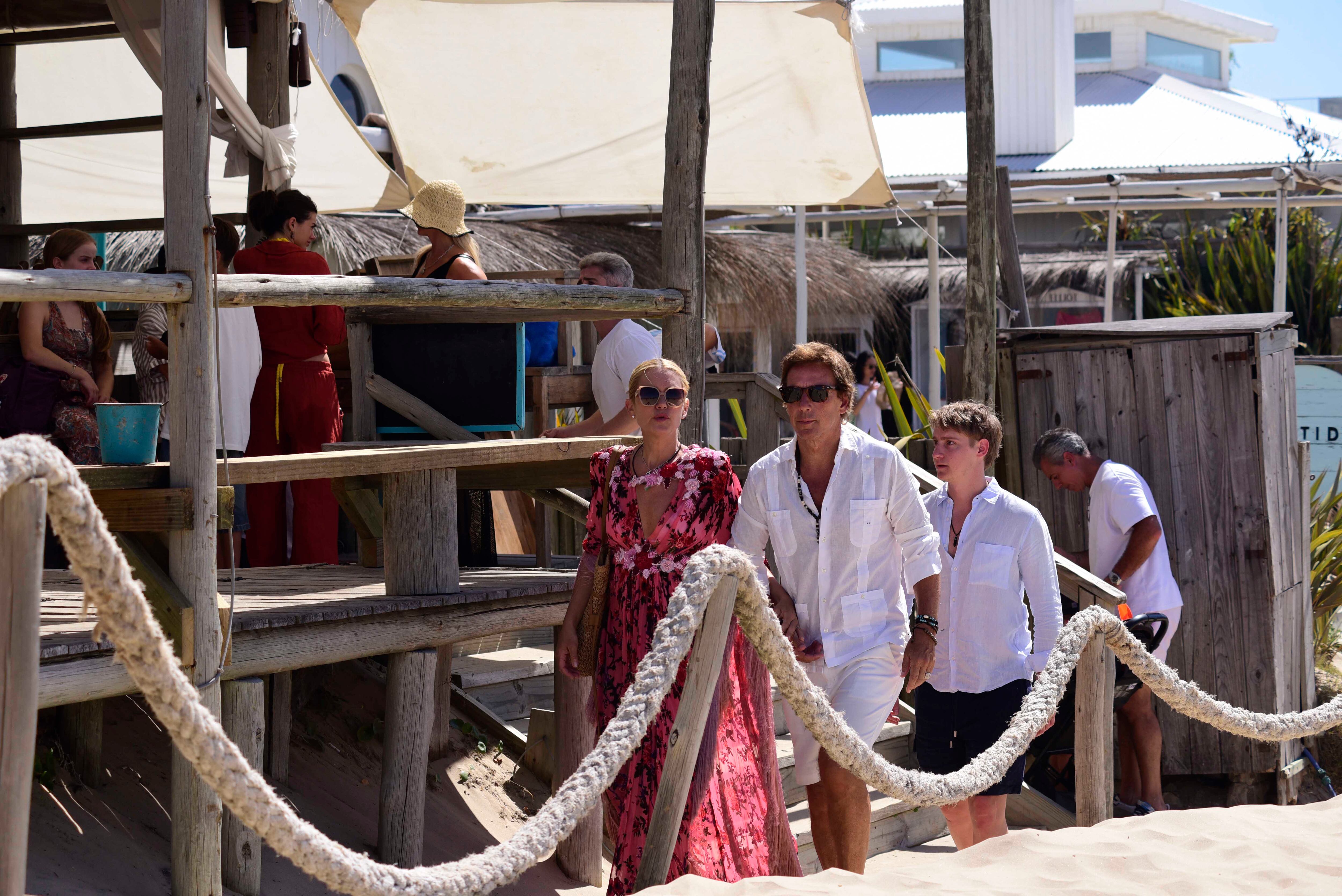 El vestido de Valeria tiene detalles de flores en el cuello y escote, asi como también flecos en las mangas