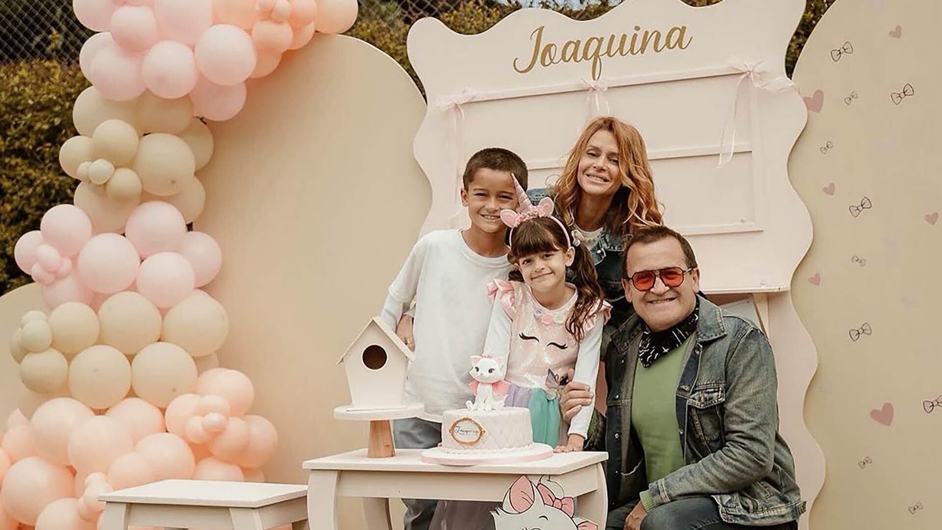 Vanina Escudero junto a su marido Álvaro Navia y sus hijos Benicio y Joaquina (Instagram)