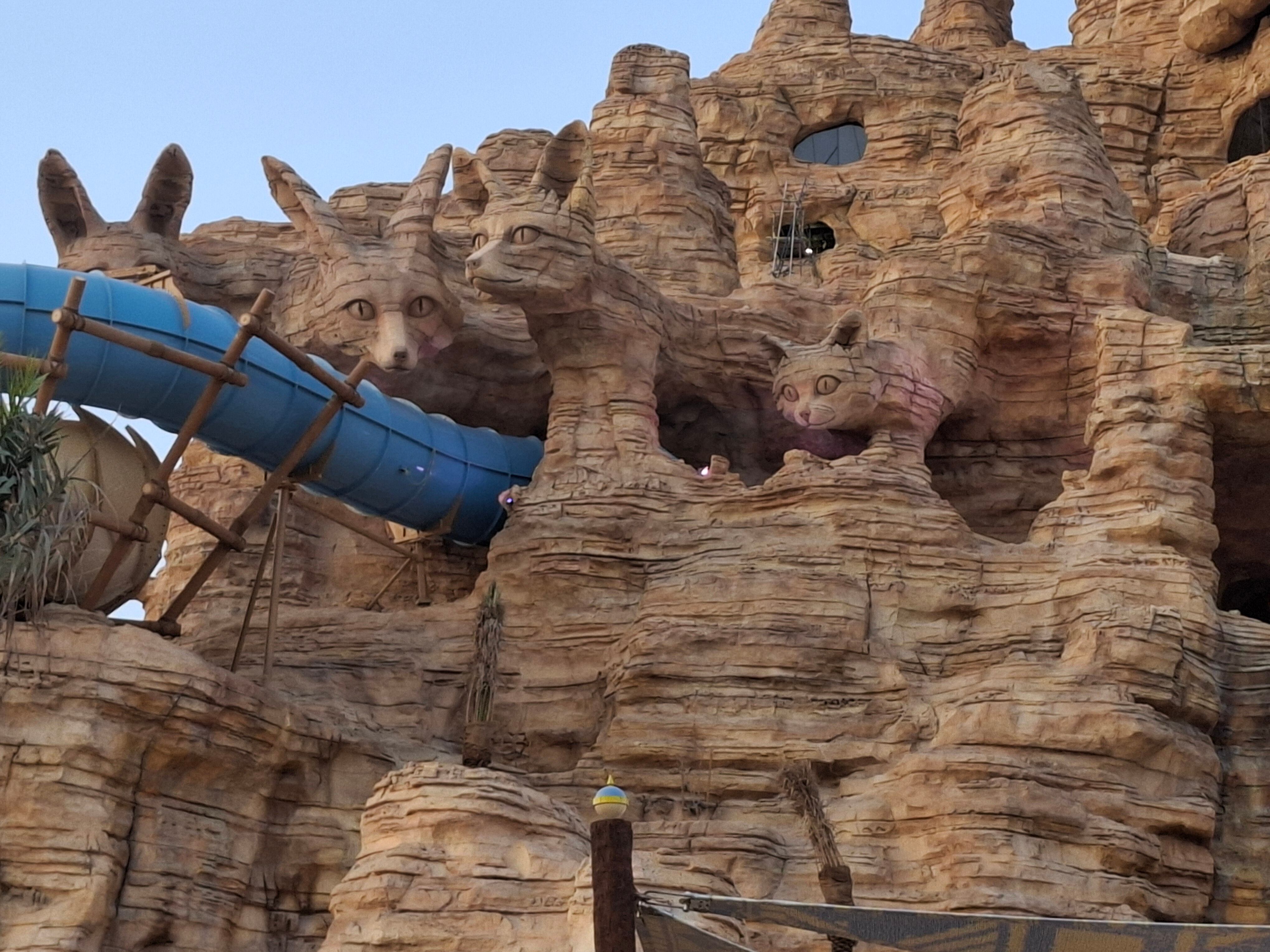 El parque acuático tiene un montaña en la que le hicieron formas de zorros y un gato