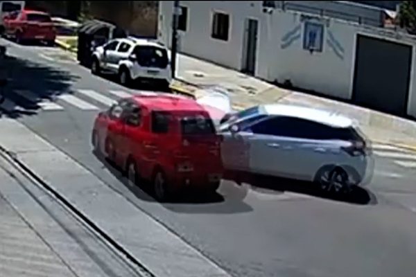 Video: iba rápido, chocó contra un auto y atropelló a un cartonero