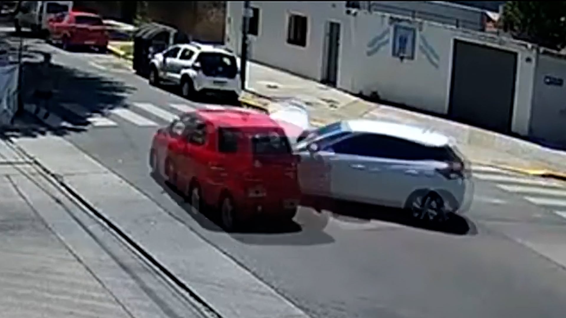 Video: iba rápido, chocó contra un auto y atropelló a un cartonero