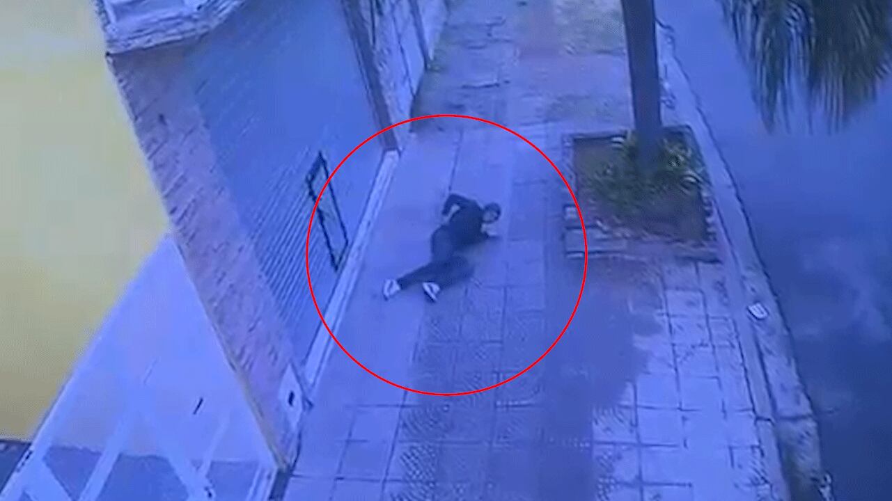 E.M.D., de 17 años, recibió dos disparos en las zonas lumbar y abdominal, y fue trasladado al hospital Favaloro de Rafael Castillo. 