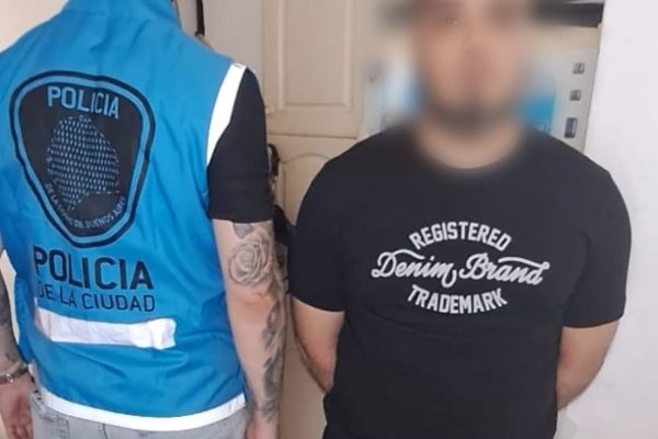 Violento ataque en Palermo: apuñaló a un desconocido a la salida del subte y escapó caminando