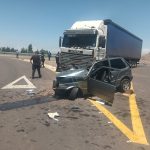 Violento choque frontal entre un auto y un camión en Mendoza: murió una mujer y un hombre sufrió graves heridas