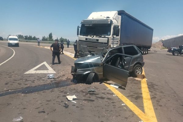 Violento choque frontal entre un auto y un camión en Mendoza: murió una mujer y un hombre sufrió graves heridas