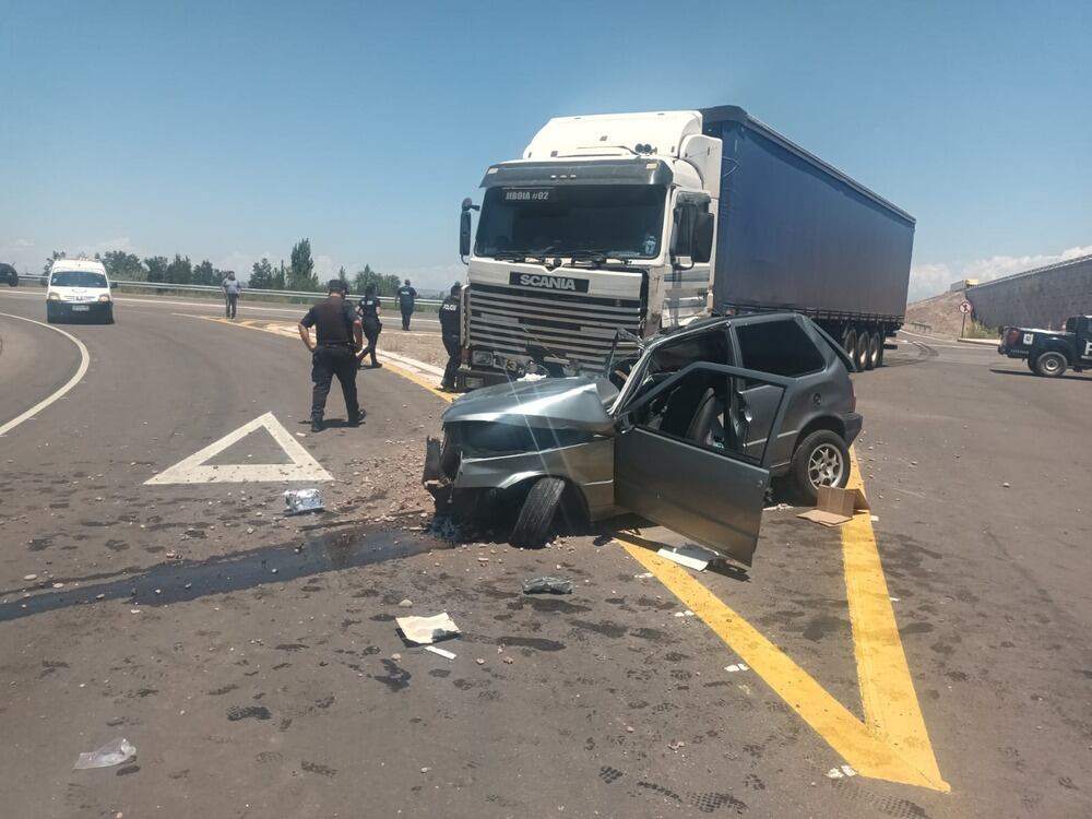 Violento choque frontal entre un auto y un camión en Mendoza: murió una mujer y un hombre sufrió graves heridas