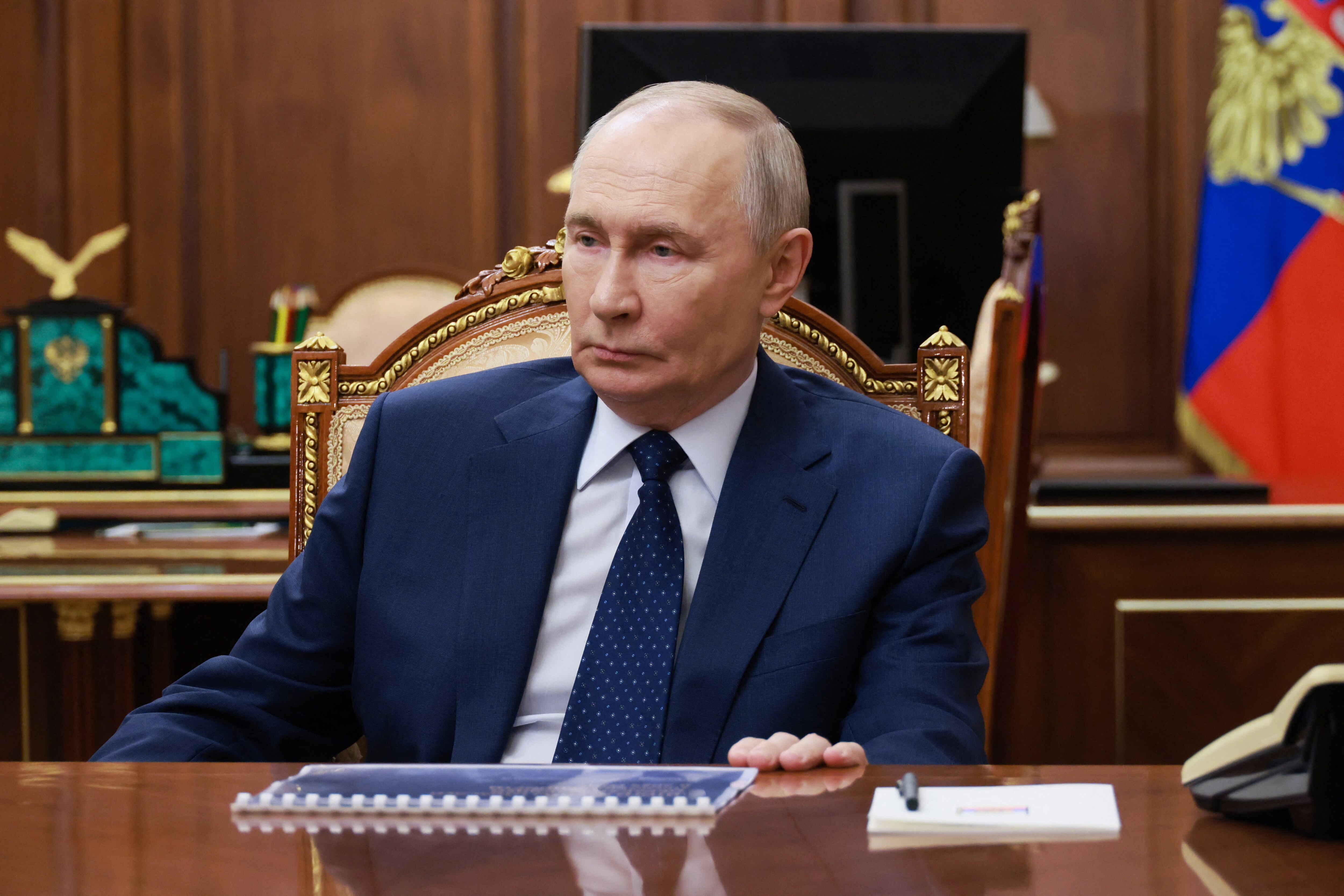 El presidente ruso, Vladimir Putin, asiste a una reunión con el primer viceprimer ministro, Denis Manturov, en el Kremlin en Moscú, Rusia, el 12 de enero de 2026. Sputnik/Mikhail Metzel/Pool vía REUTERS