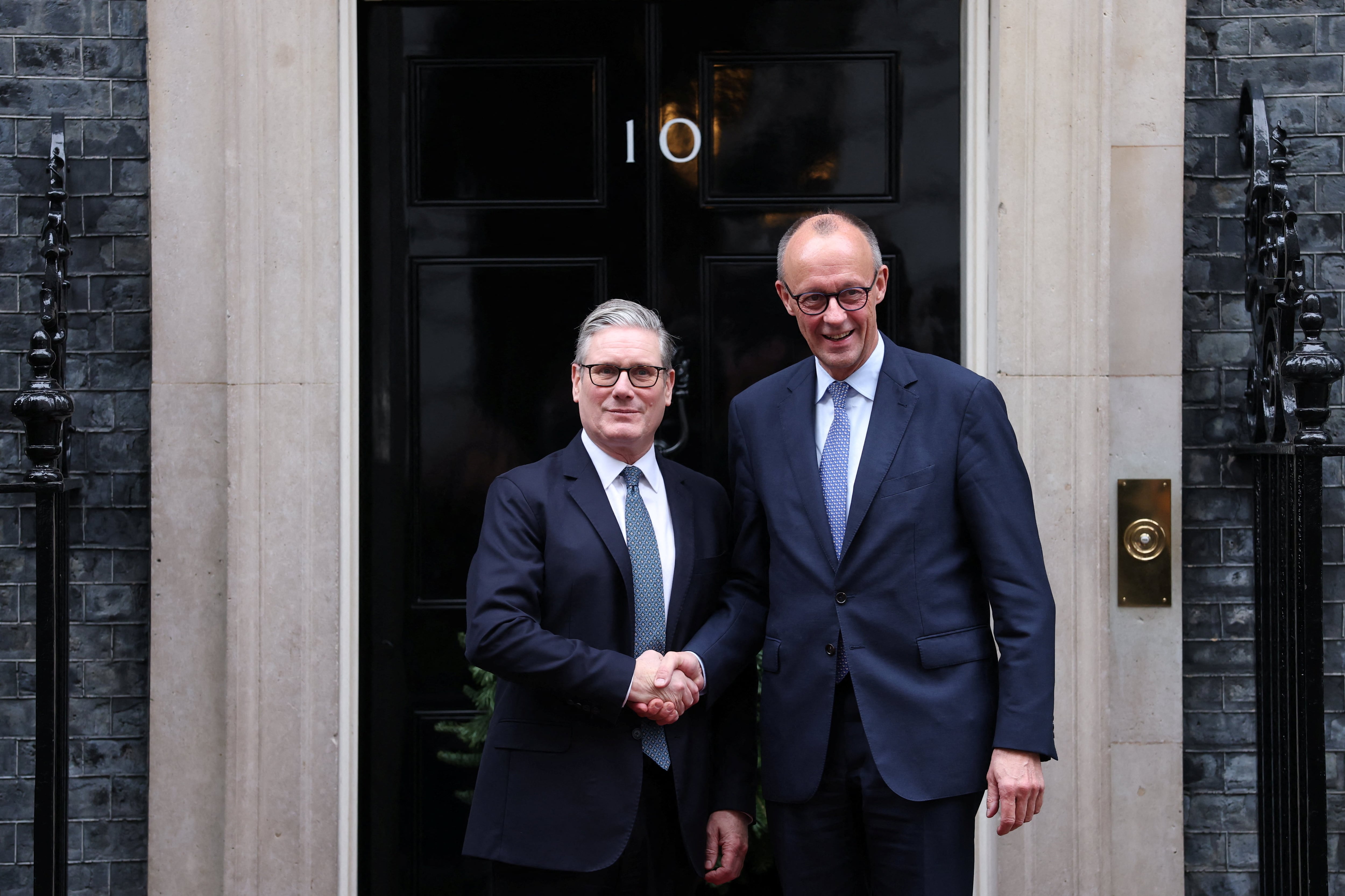 El primer ministro británico, Keir Starmer, y el canciller alemán, Friedrich Merz, reaccionaron al bombardeo de Estados Unidos sobre Caracas (REUTERS/Hannah McKay)