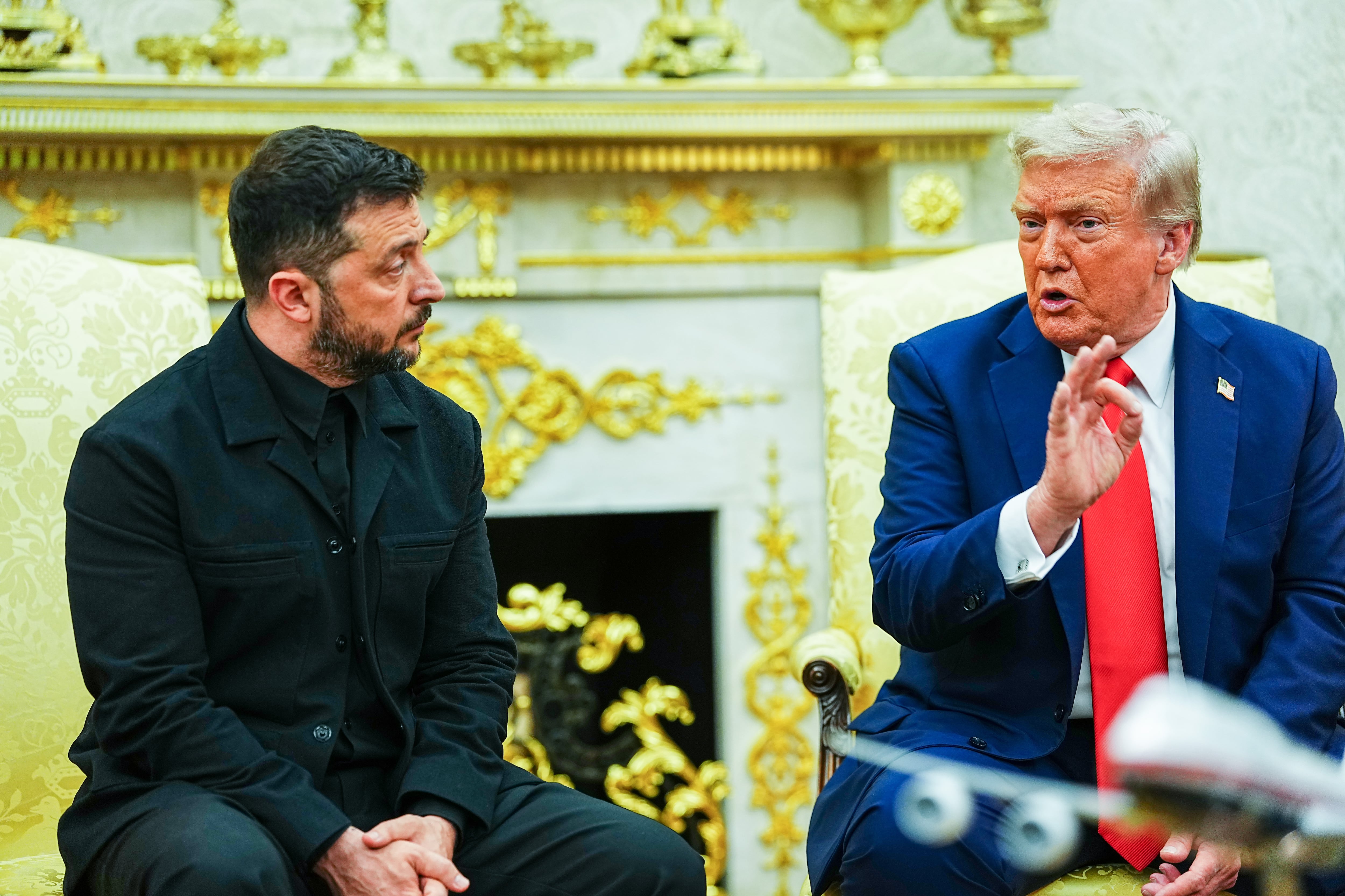 El presidente de Estados Unidos, Donald J. Trump (d), se reunió con el presidente de Ucrania, Volodimir Zelensky (i), en la Oficina Oval de la Casa Blanca en Washington (EFE)